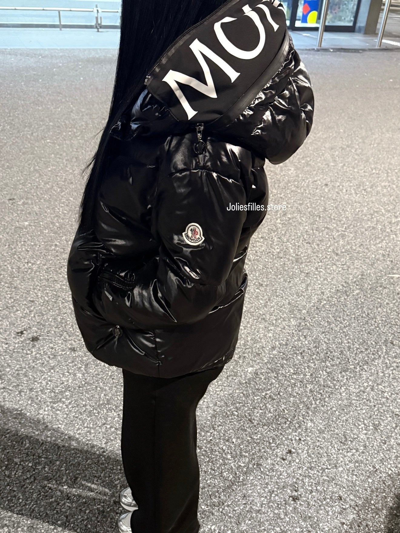 DOUDOUNE NOIRE CAPUCHE AVEC ÉCRITURE BLANCHE