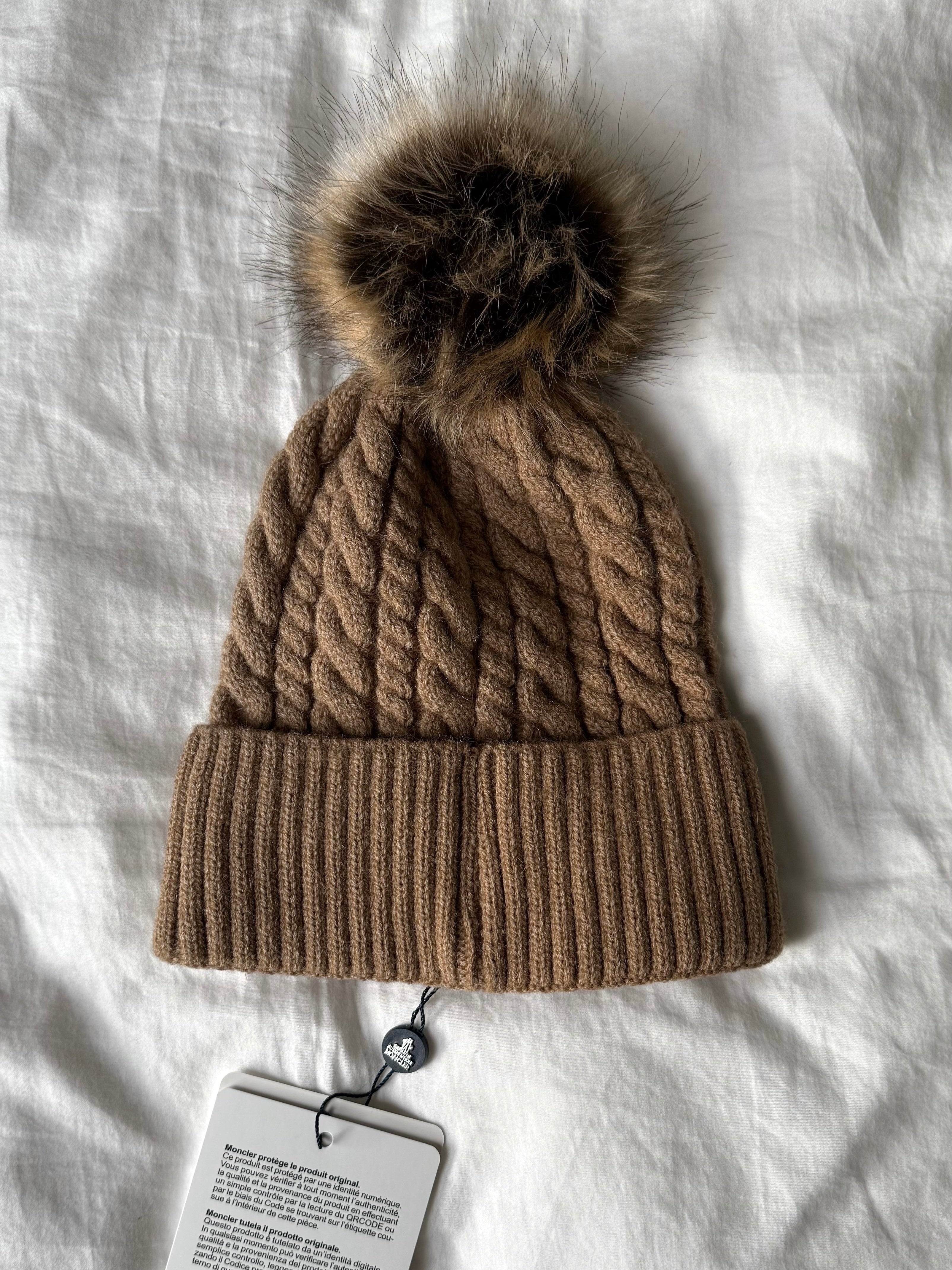 BONNET MARRON À POMPON