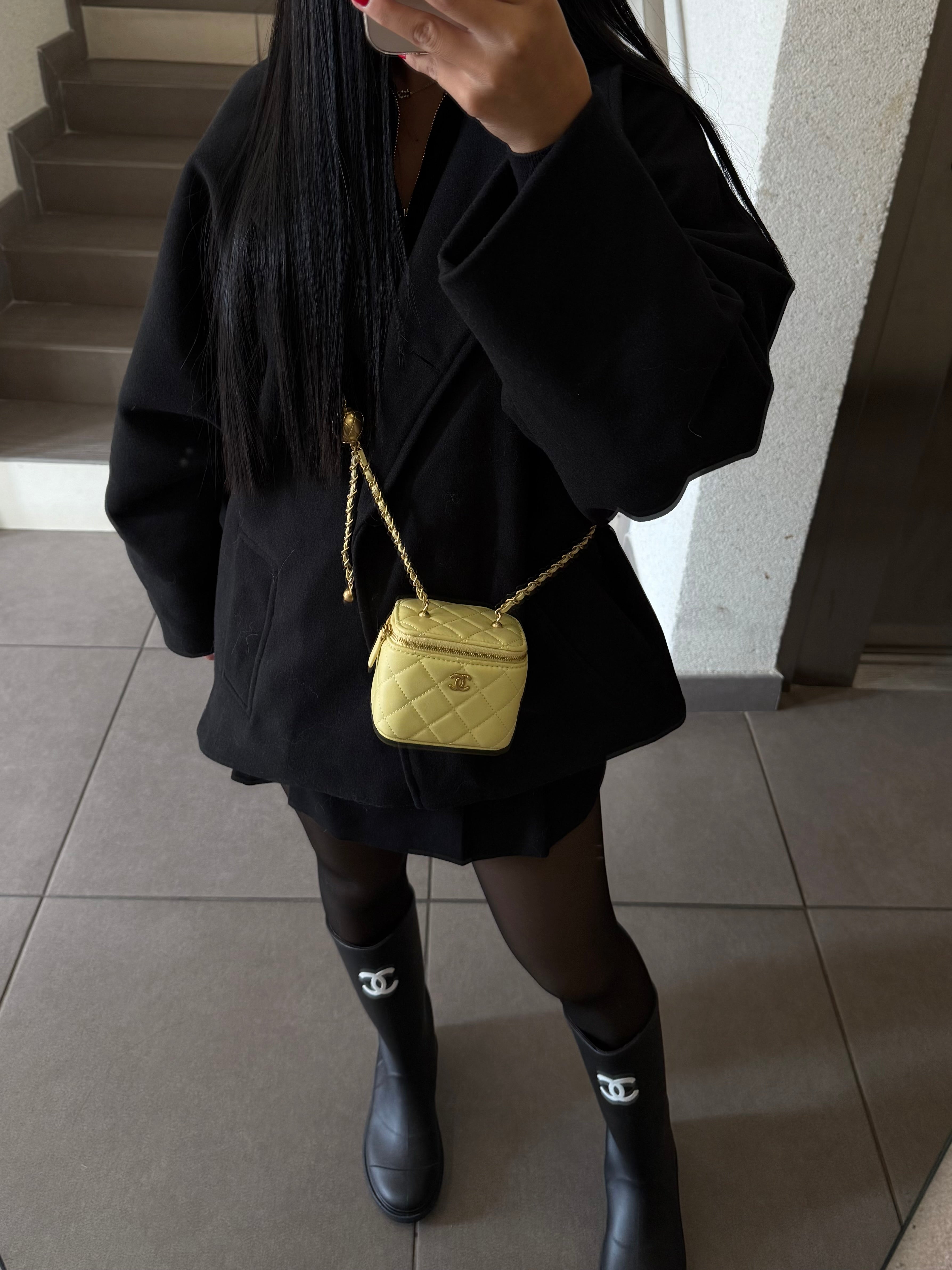 PETIT VANITY JAUNE AVEC CHAÎNE