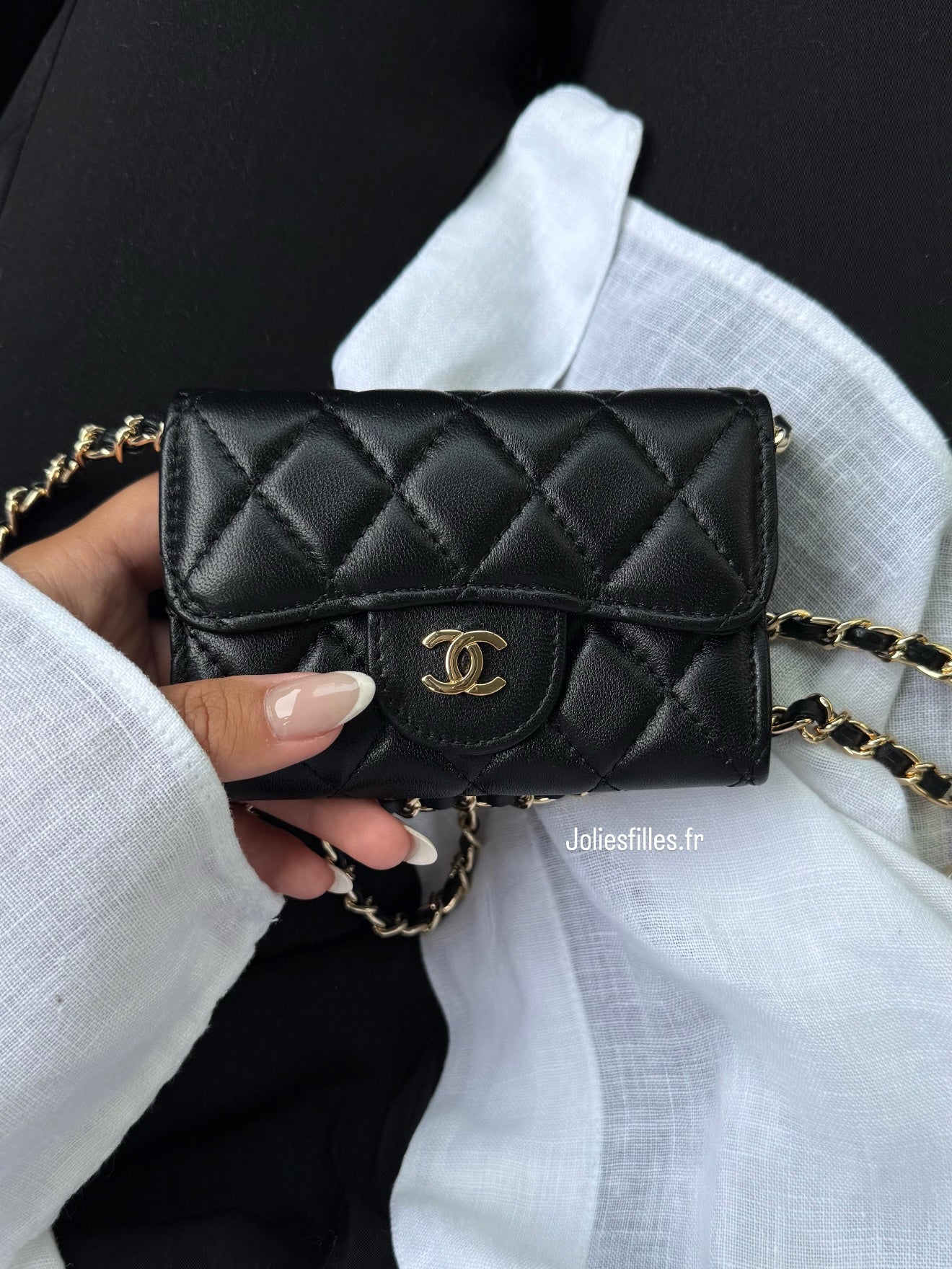 PORTE-CARTES NOIR À BANDOULIÈRE DORÉE