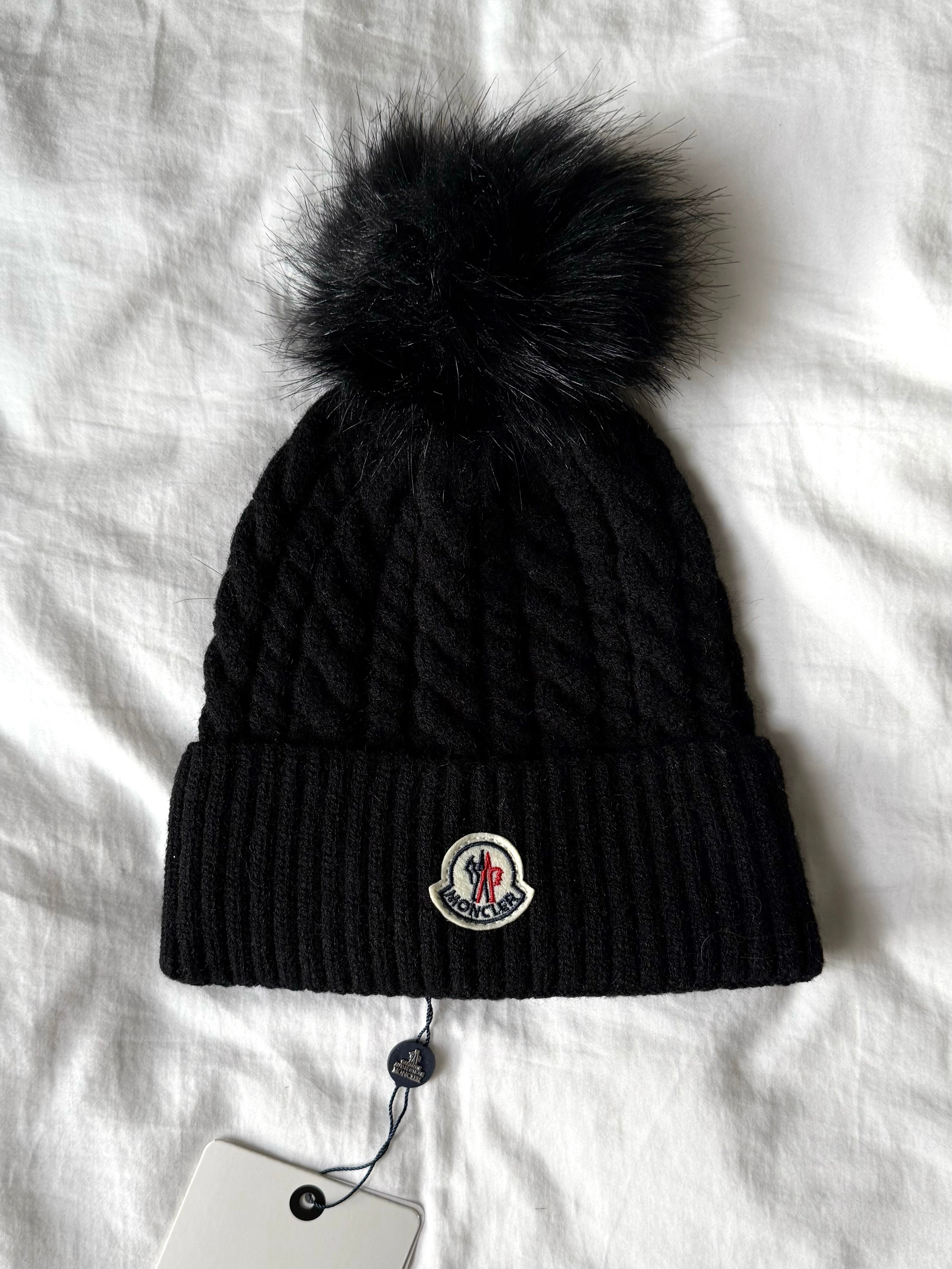 BONNET NOIR À POMPON