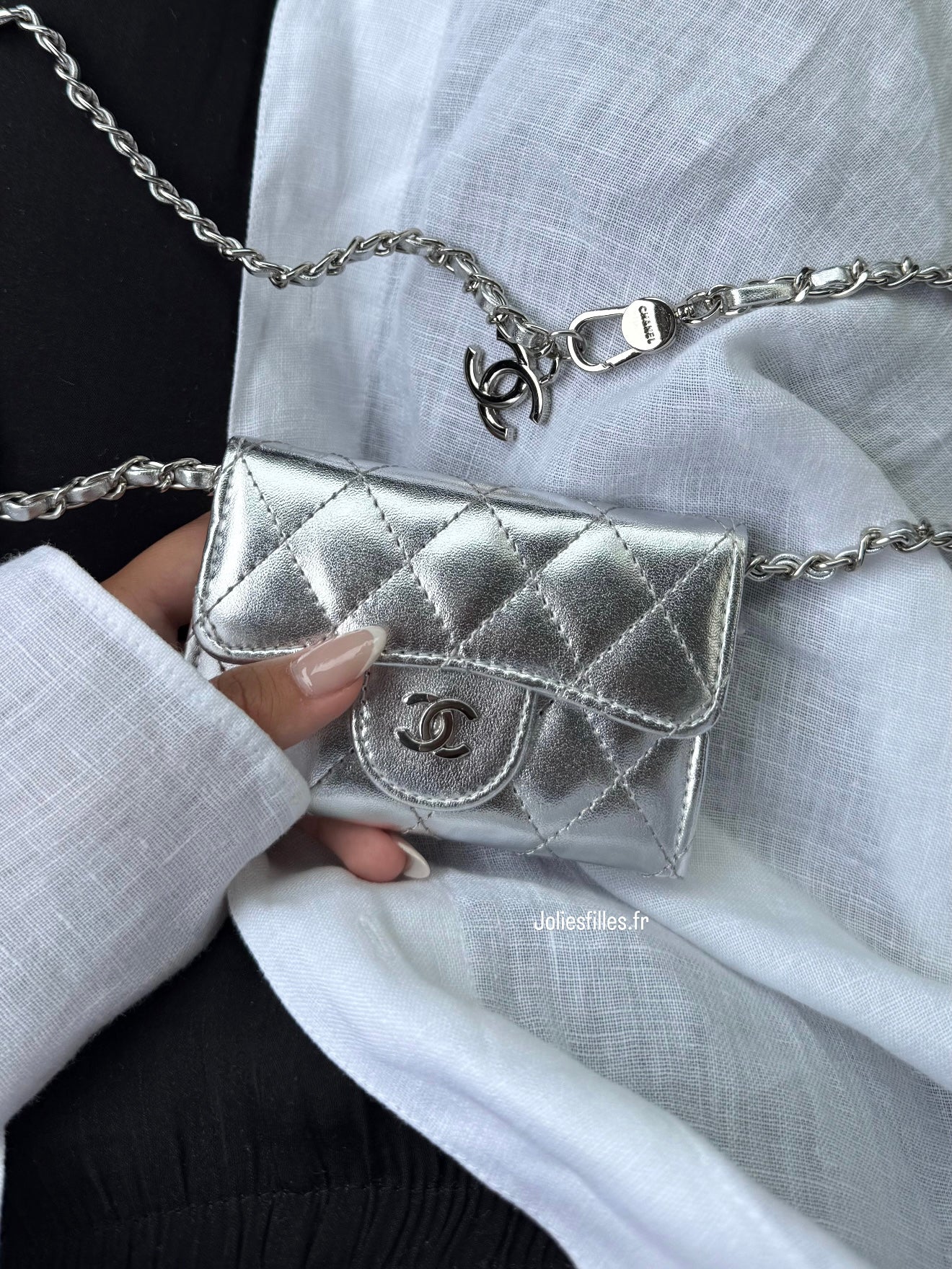 PORTE-CARTES ARGENTÉ À BANDOULIÈRE