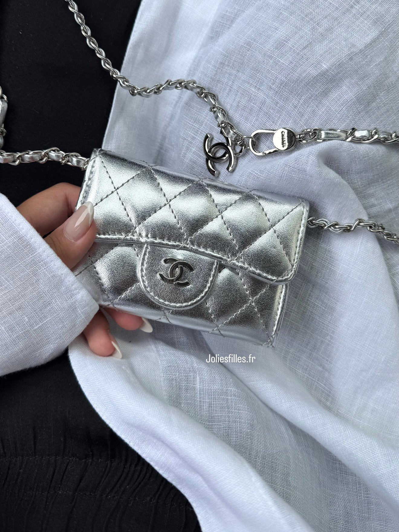 PORTE-CARTES ARGENTÉ À BANDOULIÈRE