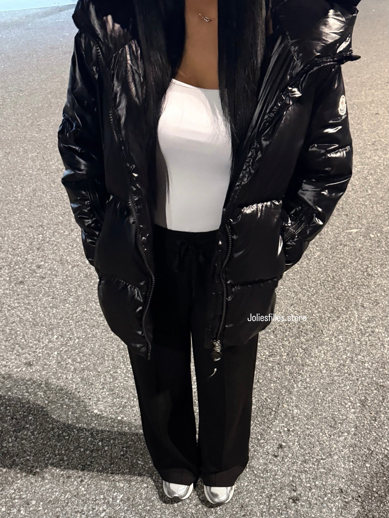 DOUDOUNE NOIRE CAPUCHE AVEC ÉCRITURE BLANCHE