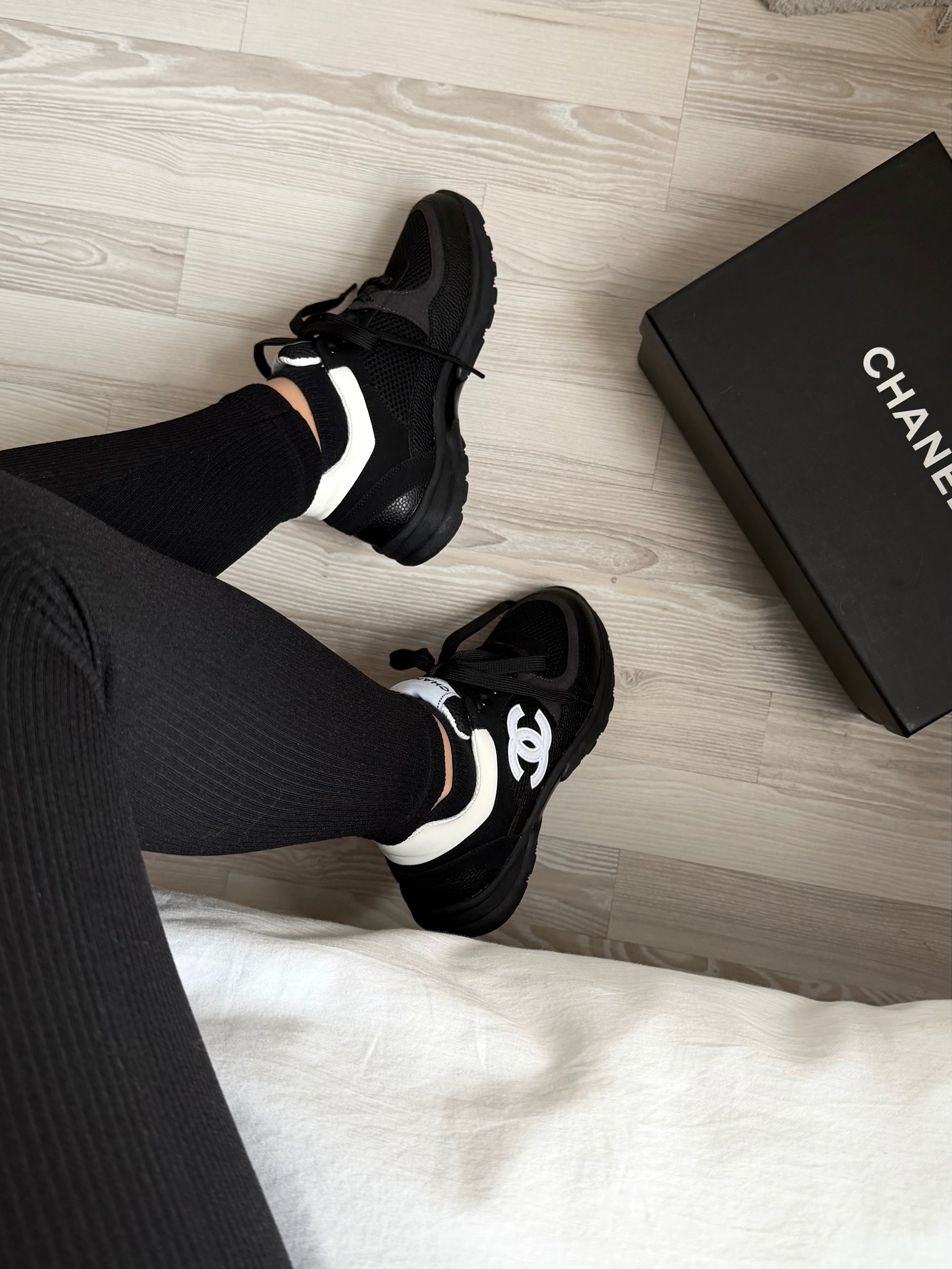 BASKET NOIRES AVEC LOGO BLANC