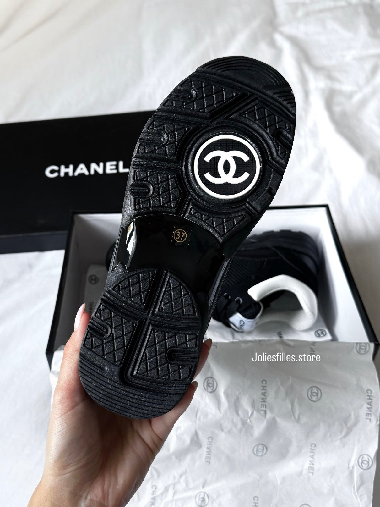 BASKET NOIRES AVEC LOGO BLANC