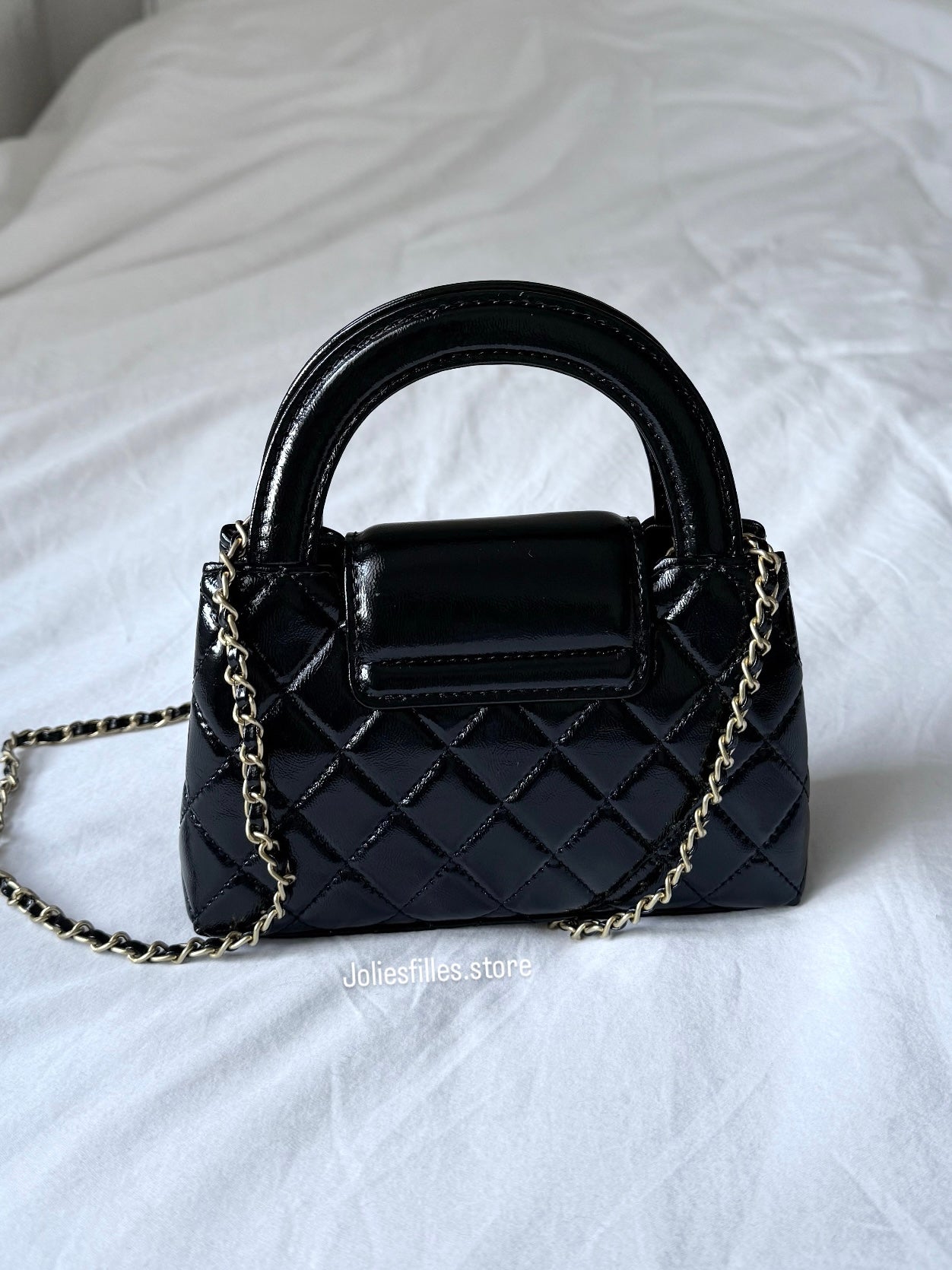 PETIT SAC NOIR AVEC BANDOULIÈRE DORÉE