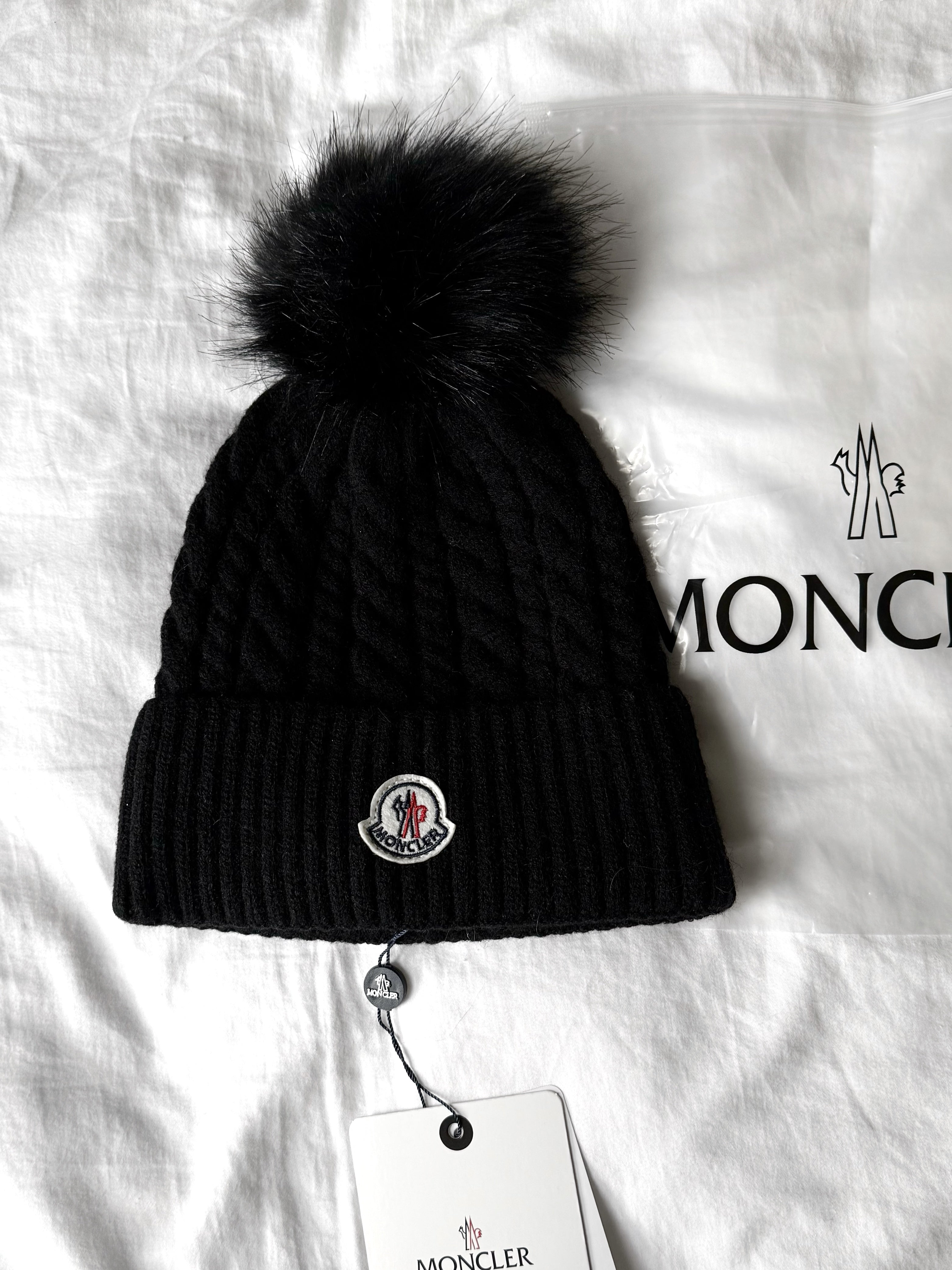 BONNET NOIR À POMPON