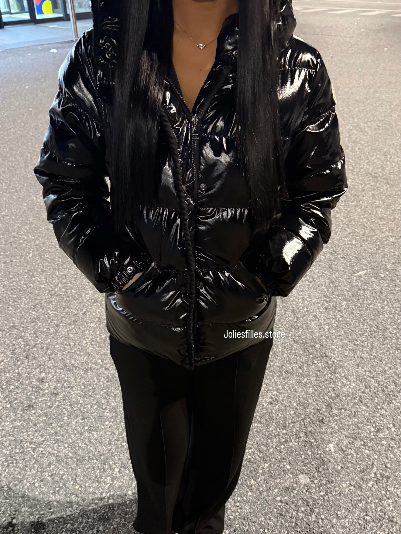 DOUDOUNE NOIRE CAPUCHE AVEC ÉCRITURE BLANCHE