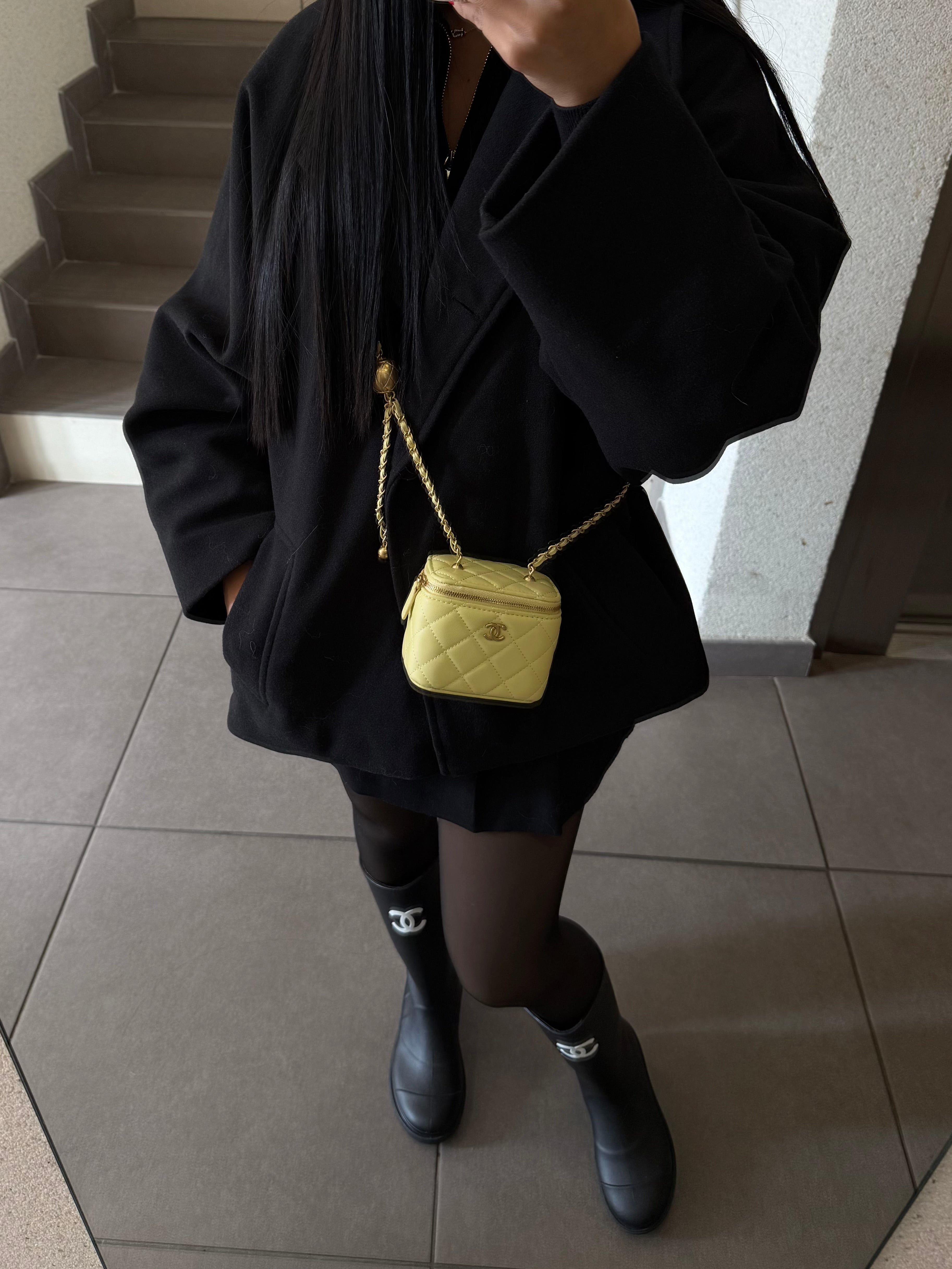 PETIT VANITY JAUNE AVEC CHAÎNE