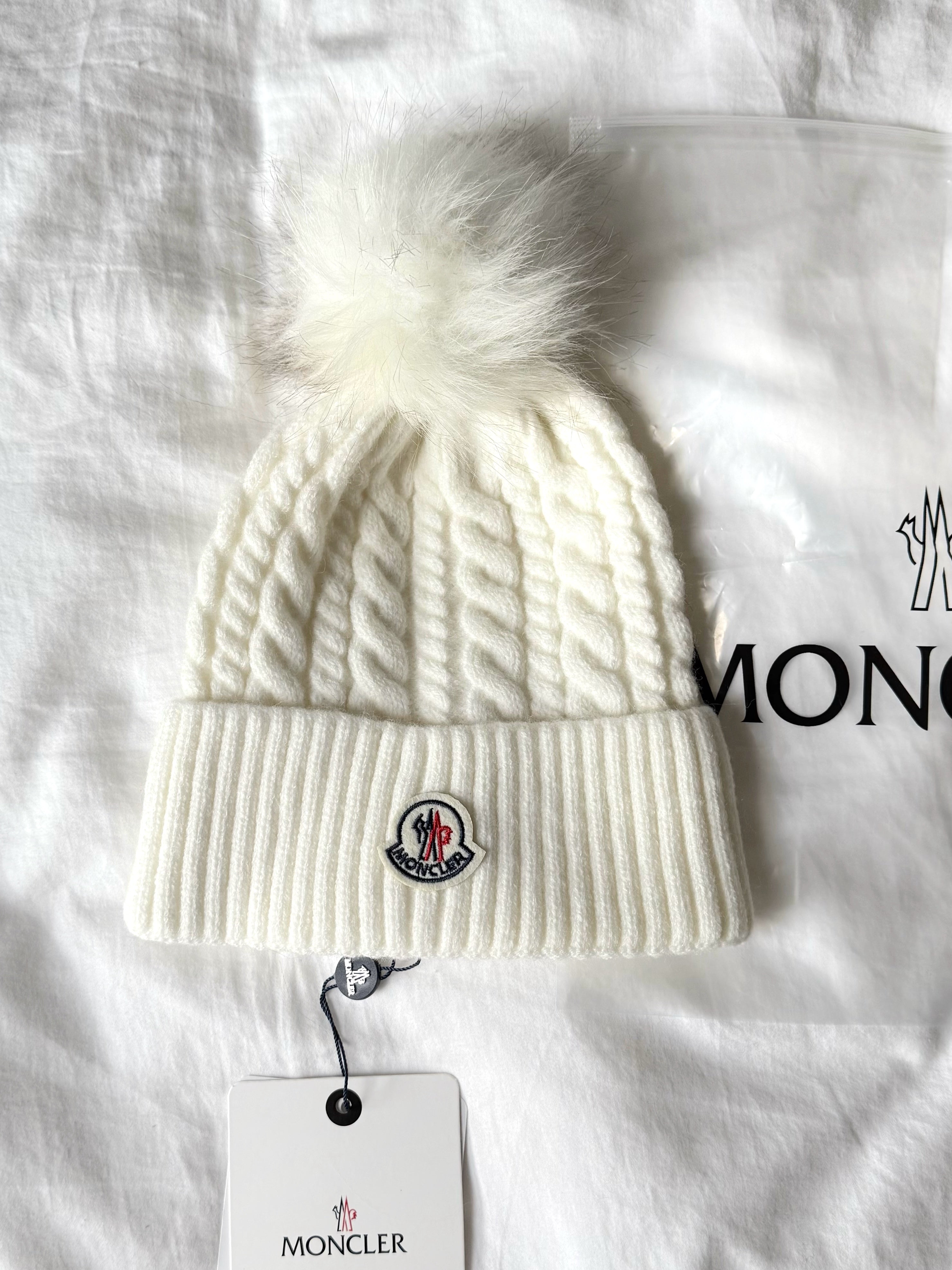 BONNET BLANC À POMPON