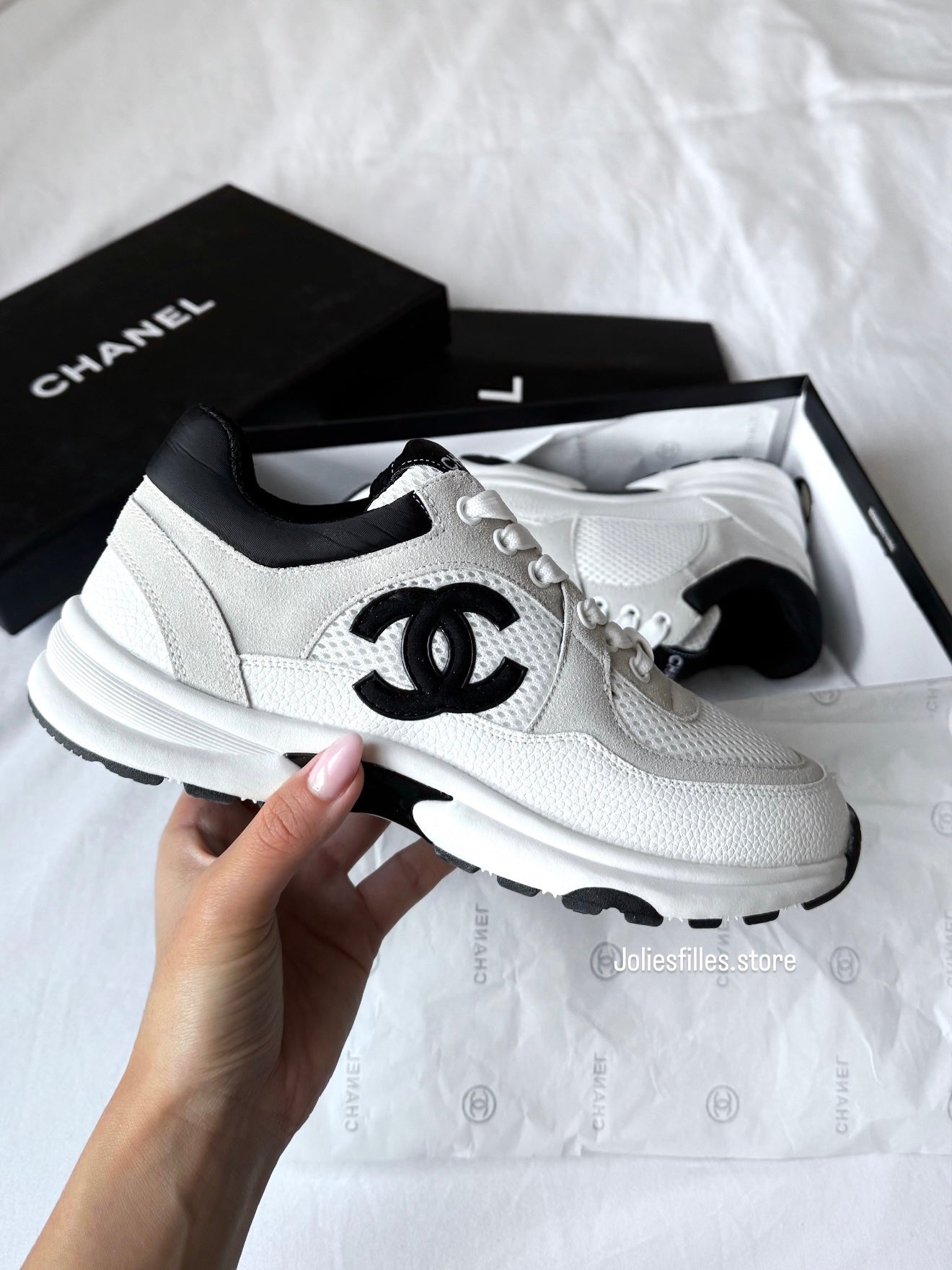 BASKET BLANCHES AVEC LOGO NOIR