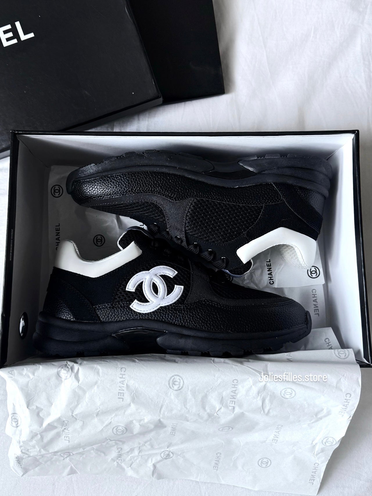 BASKET NOIRES AVEC LOGO BLANC