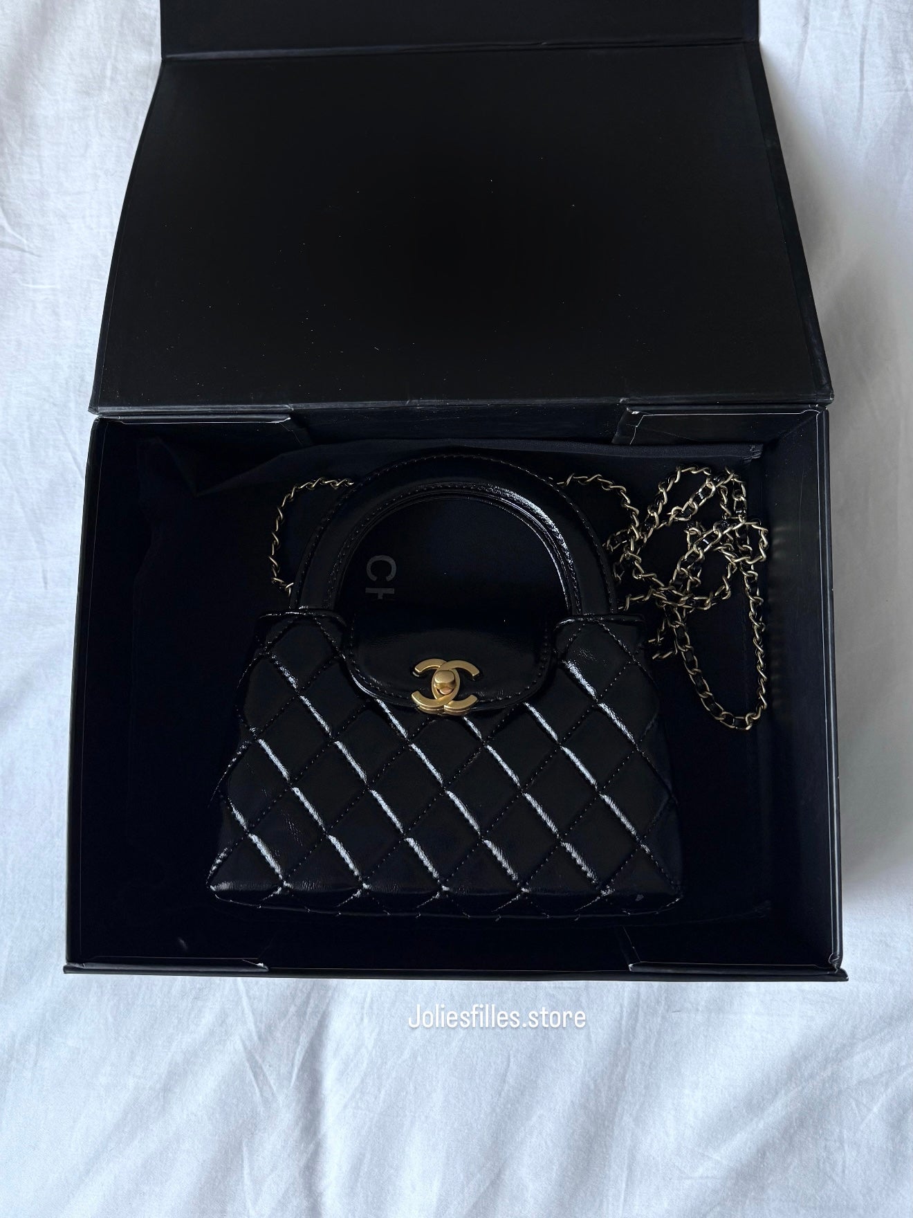 PETIT SAC NOIR AVEC BANDOULIÈRE DORÉE