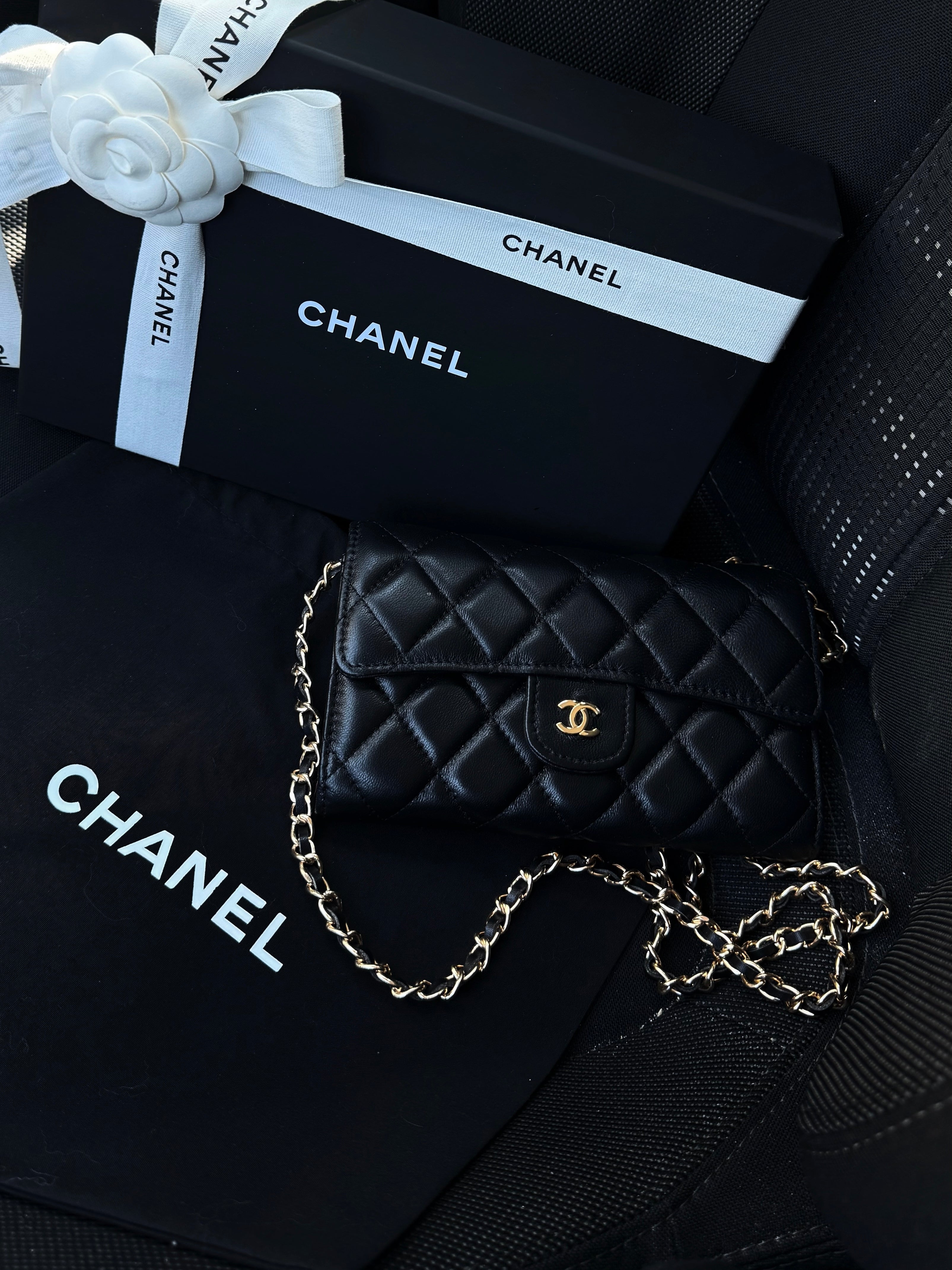 POCHETTE NOIRE AVEC CHAÎNE DORÉE