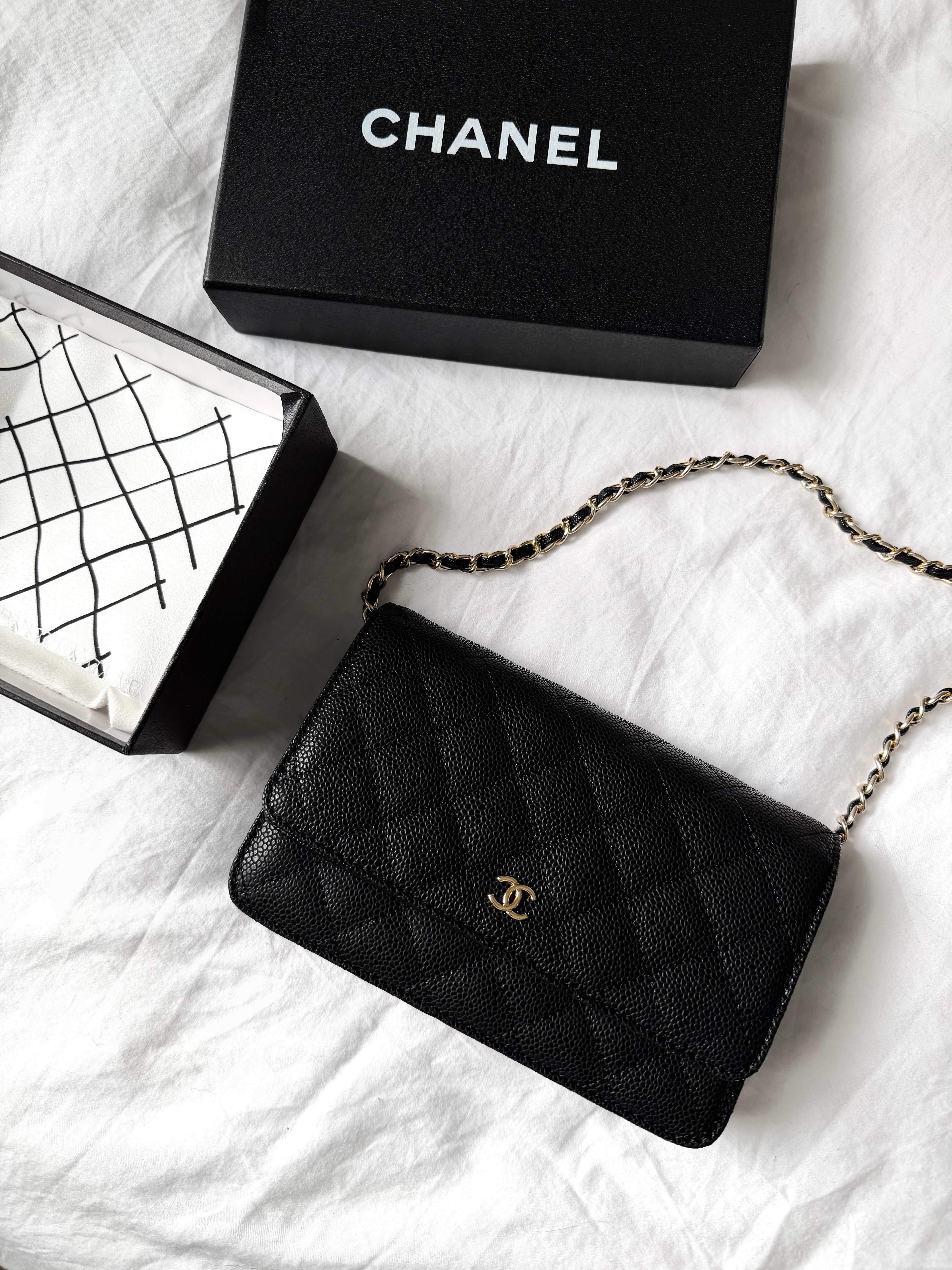 POCHETTE NOIRE GRAINÉ AVEC CHAÎNE DORÉ