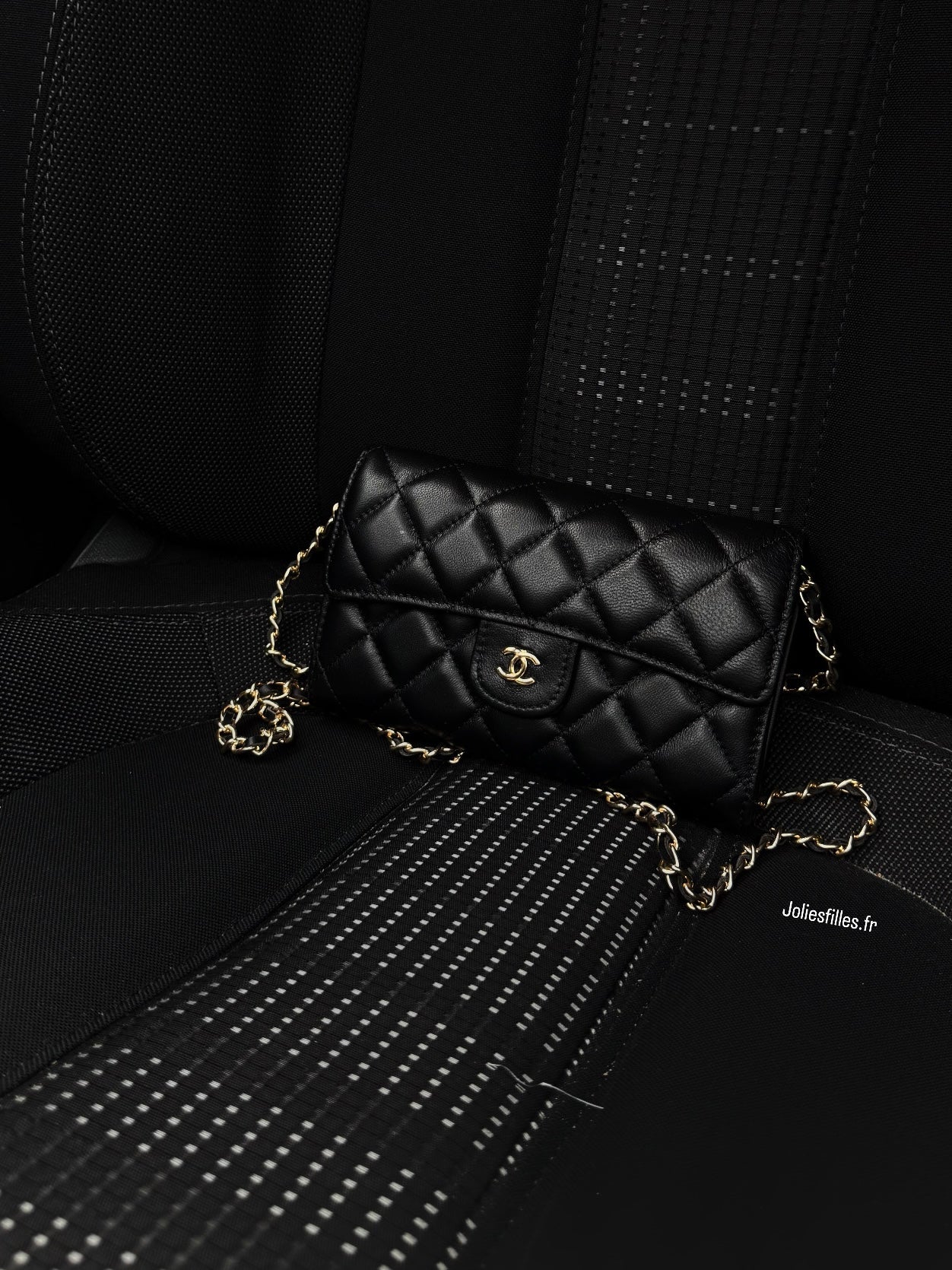 POCHETTE NOIRE AVEC CHAÎNE DORÉE