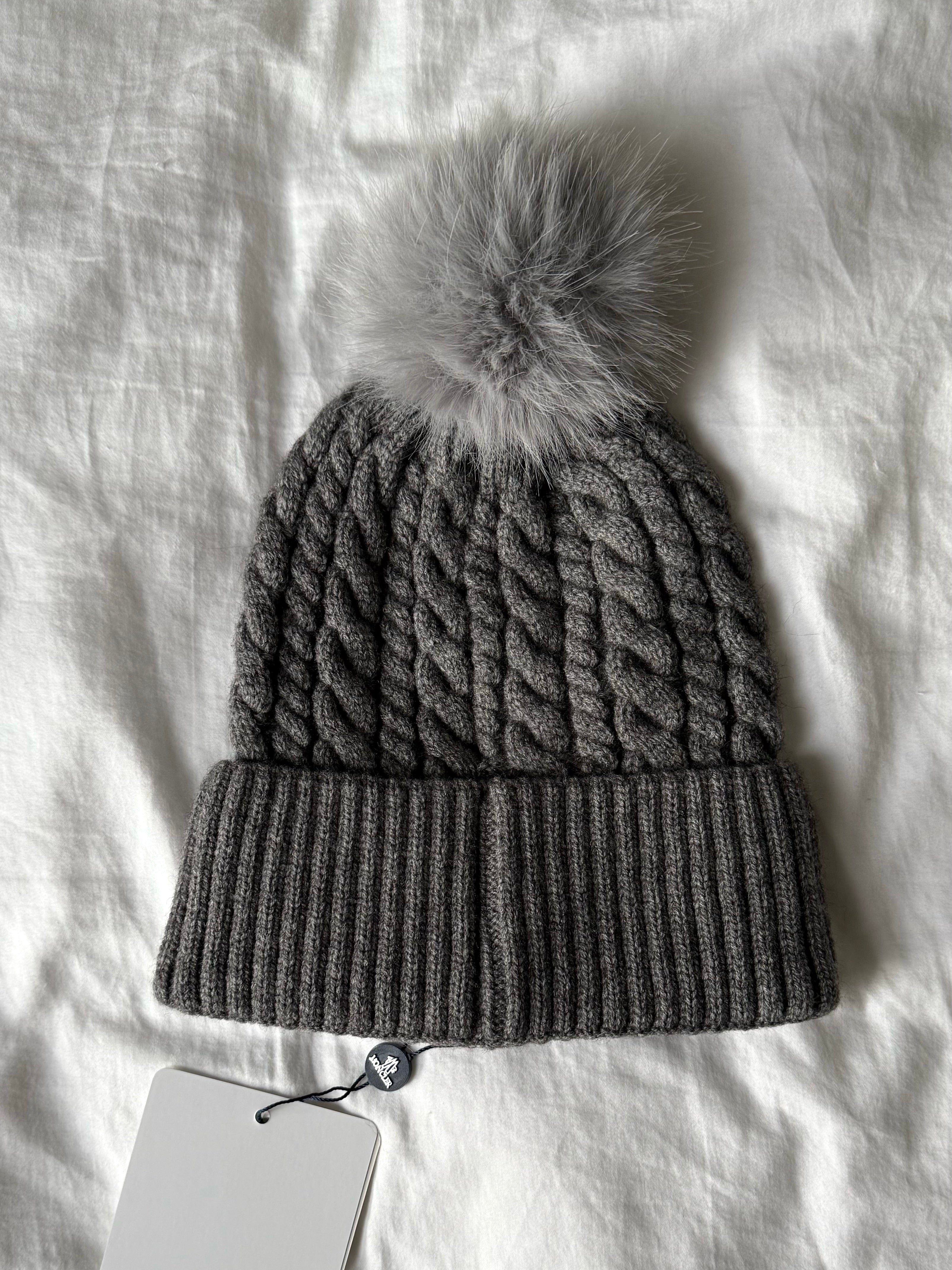 BONNET GRIS À POMPON