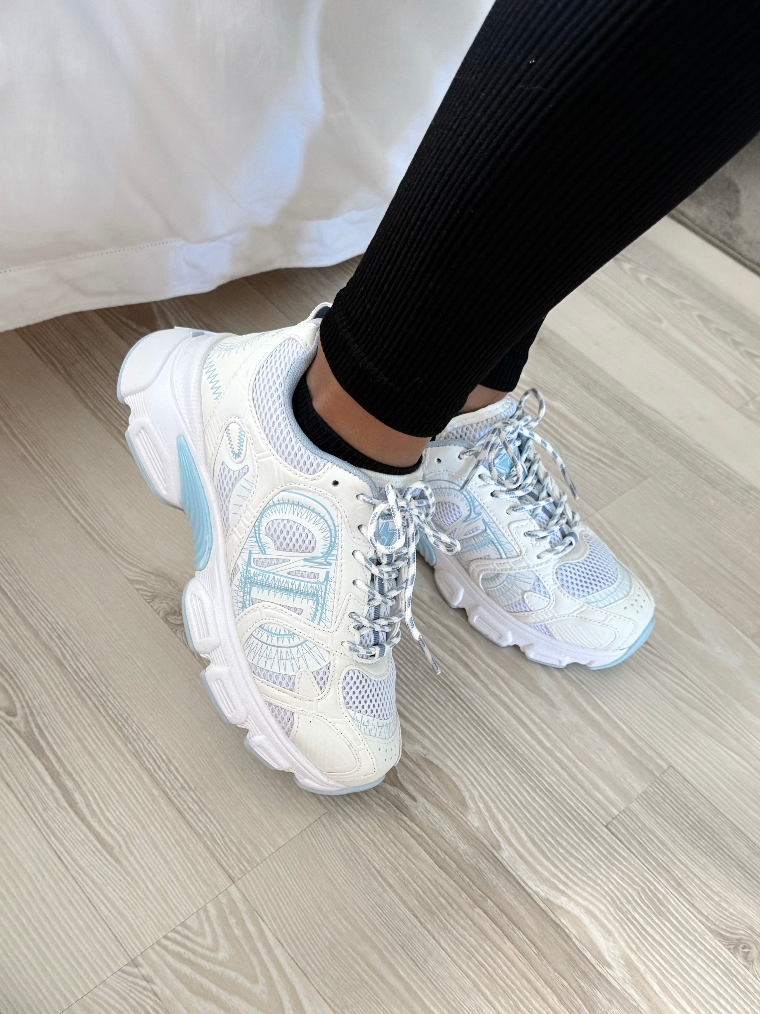 BASKET BLEUE ET BLANCHE CD