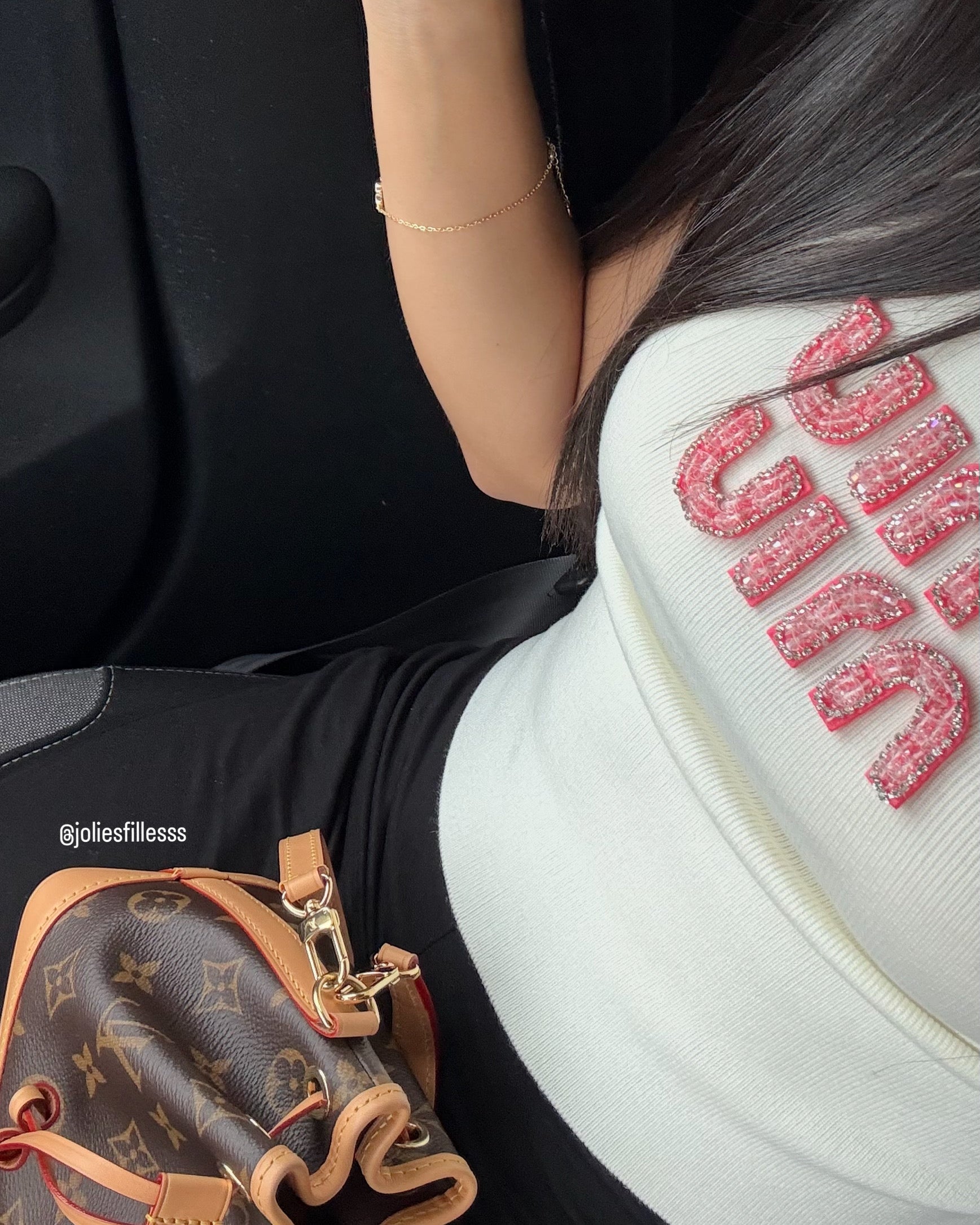 TOP BLANC COTELÉ AVEC LOGO BRODÉ ROSE