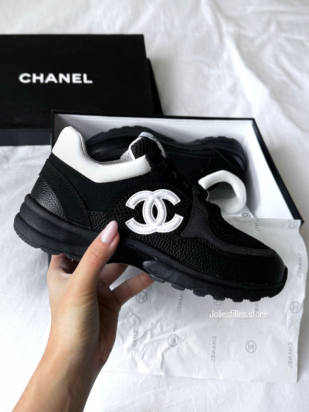 BASKET NOIRES AVEC LOGO BLANC