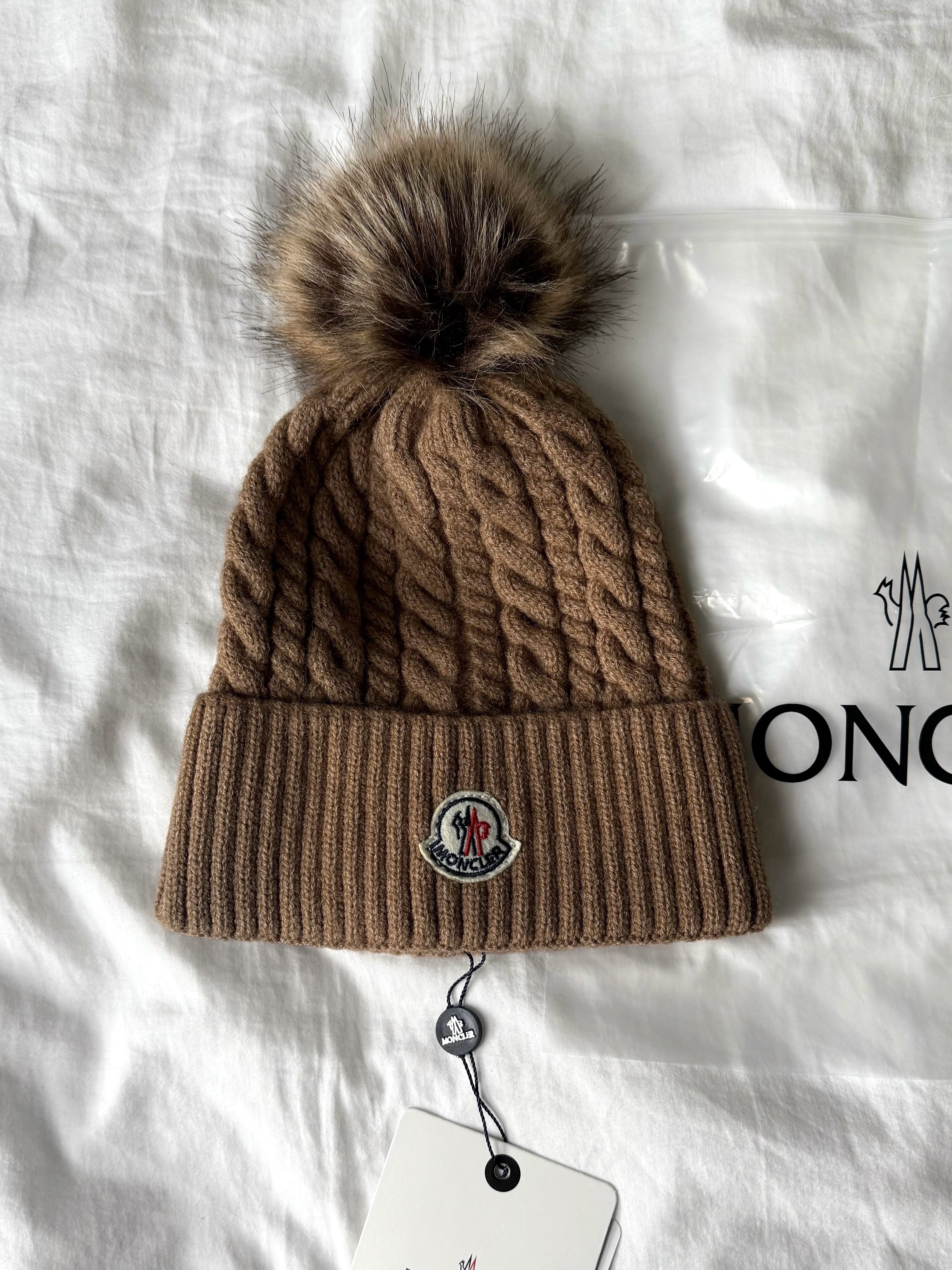 BONNET MARRON À POMPON