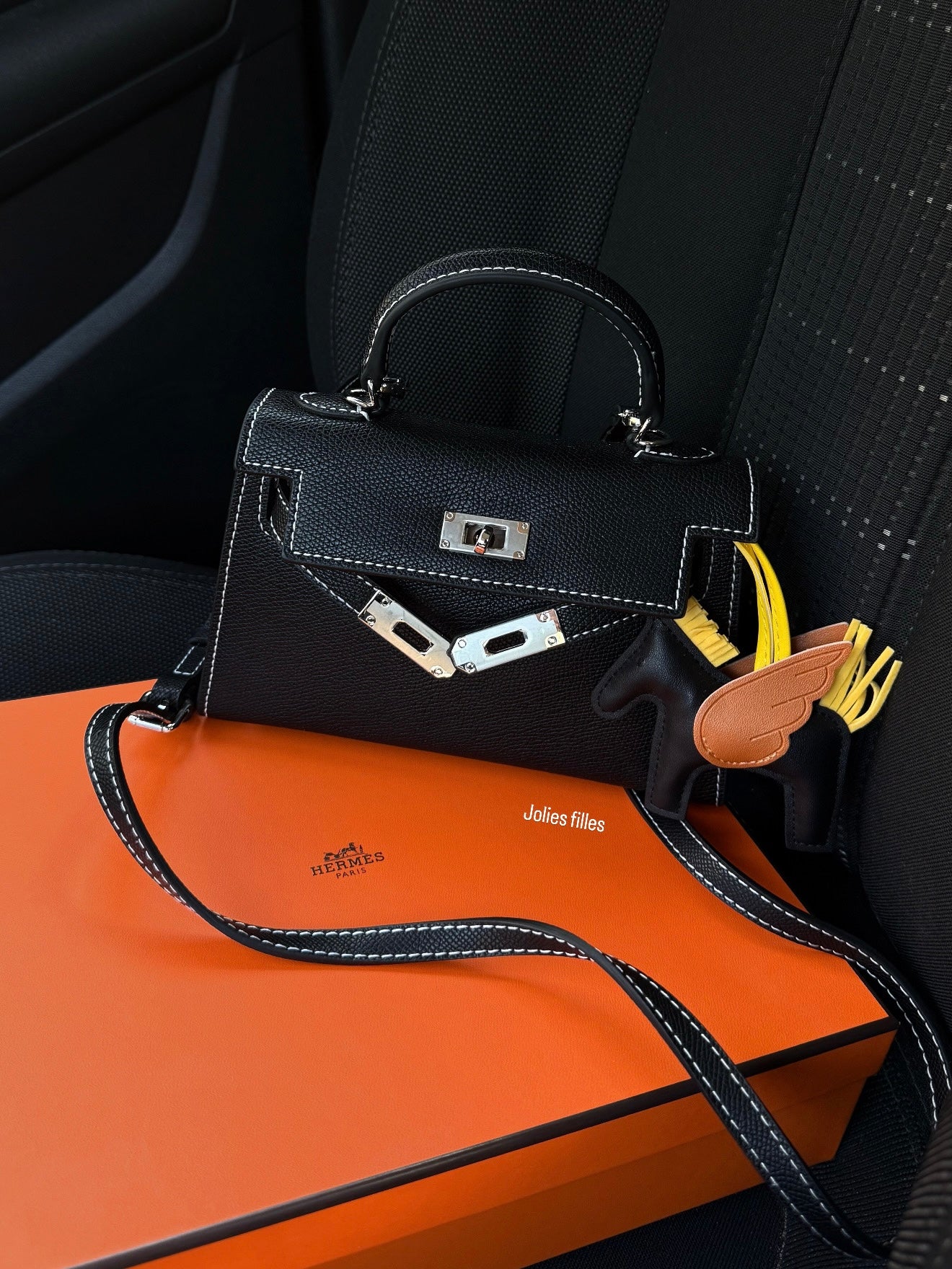 PETIT SAC NOIR A SURPIQÛRE BLANCHE À BANDOULIÈRE