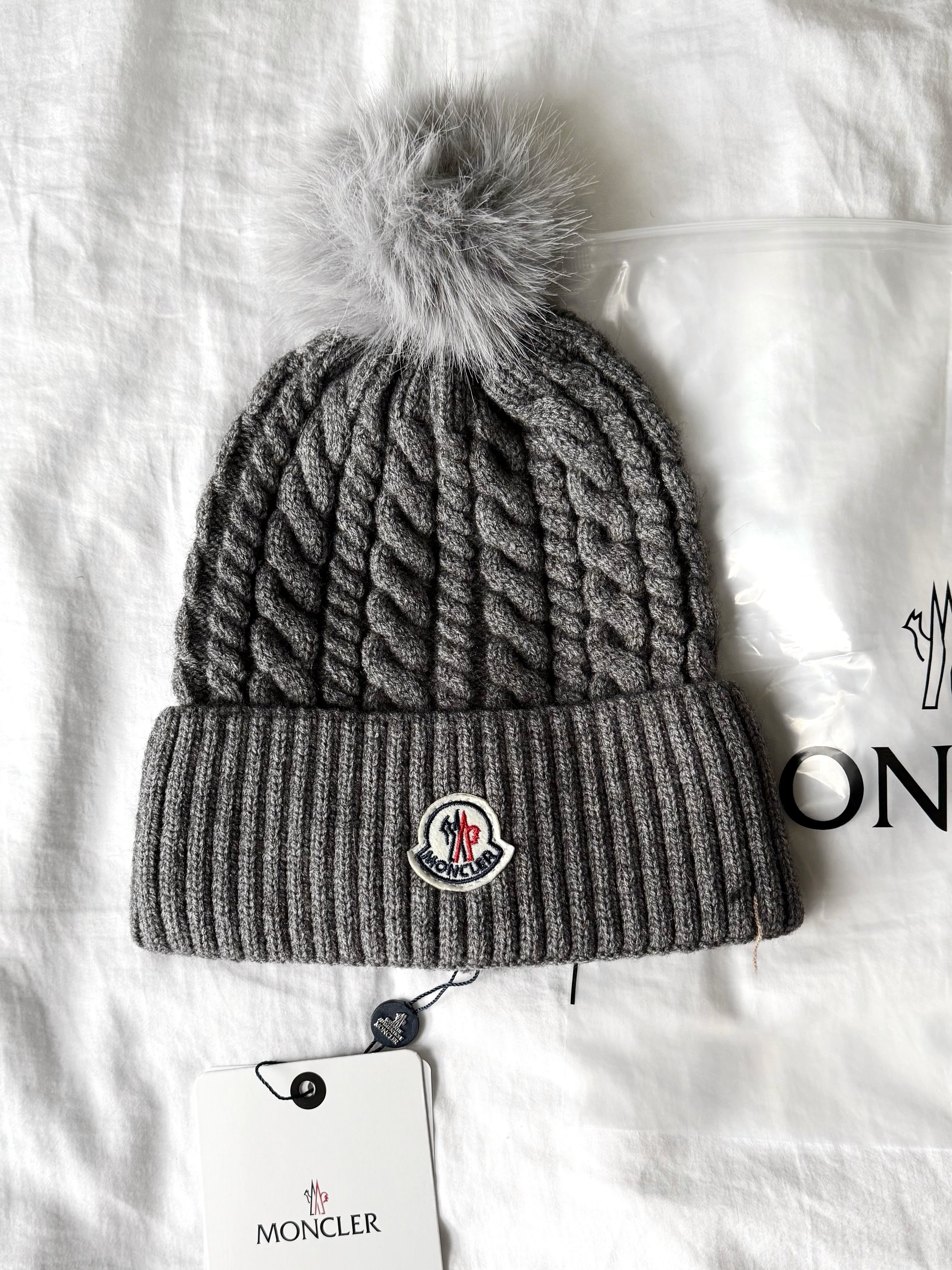 BONNET GRIS À POMPON