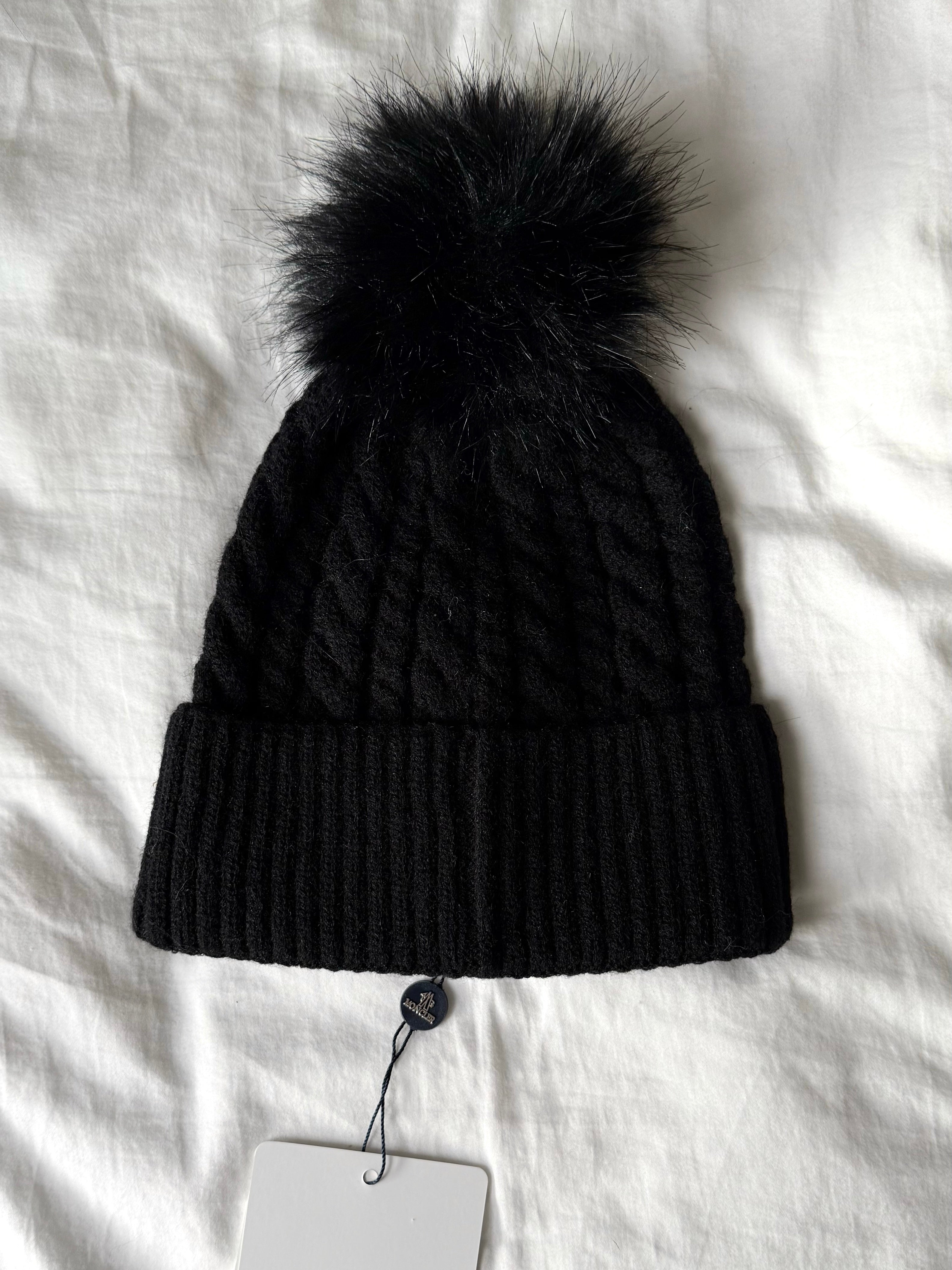 BONNET NOIR À POMPON