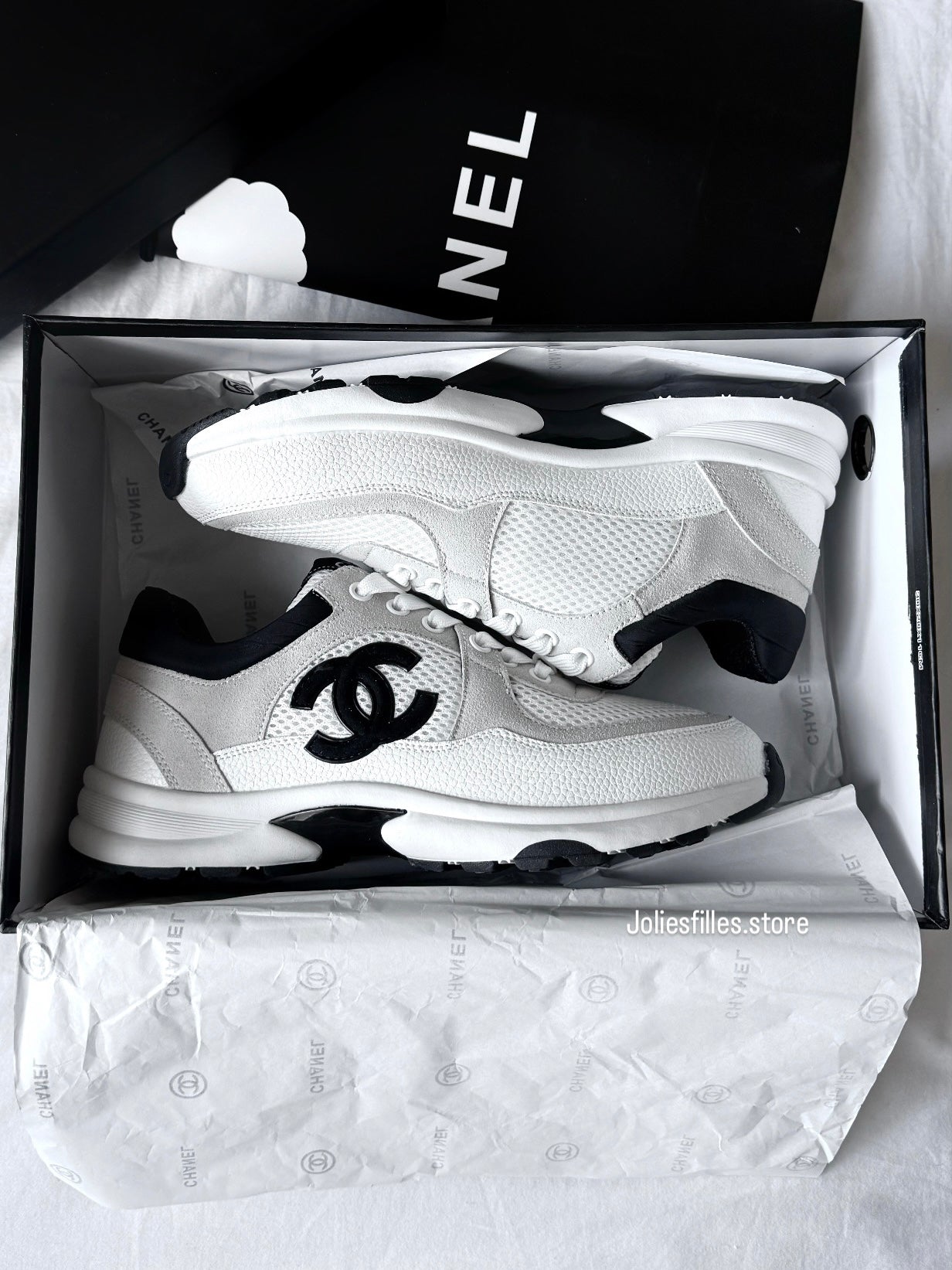 BASKET BLANCHES AVEC LOGO NOIR