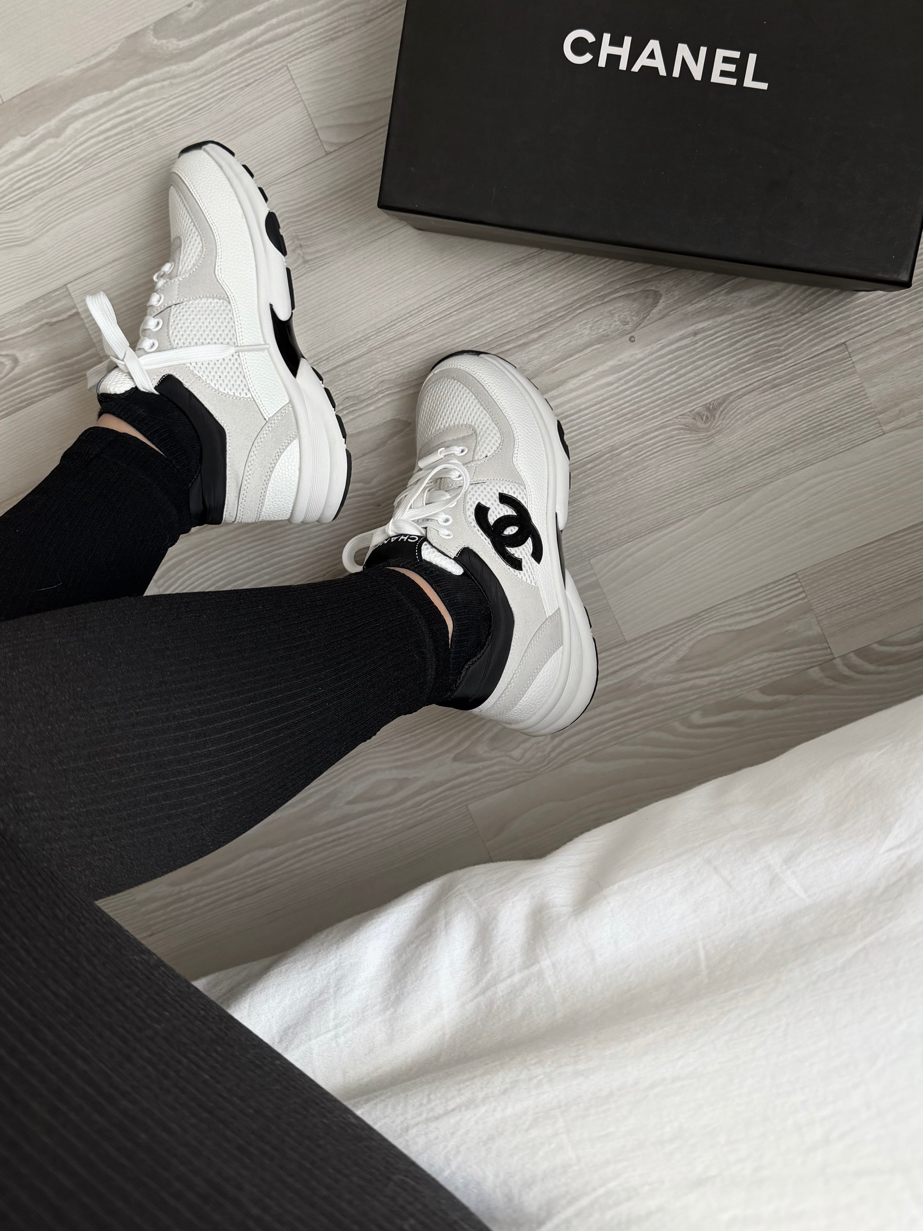 BASKET BLANCHES AVEC LOGO NOIR