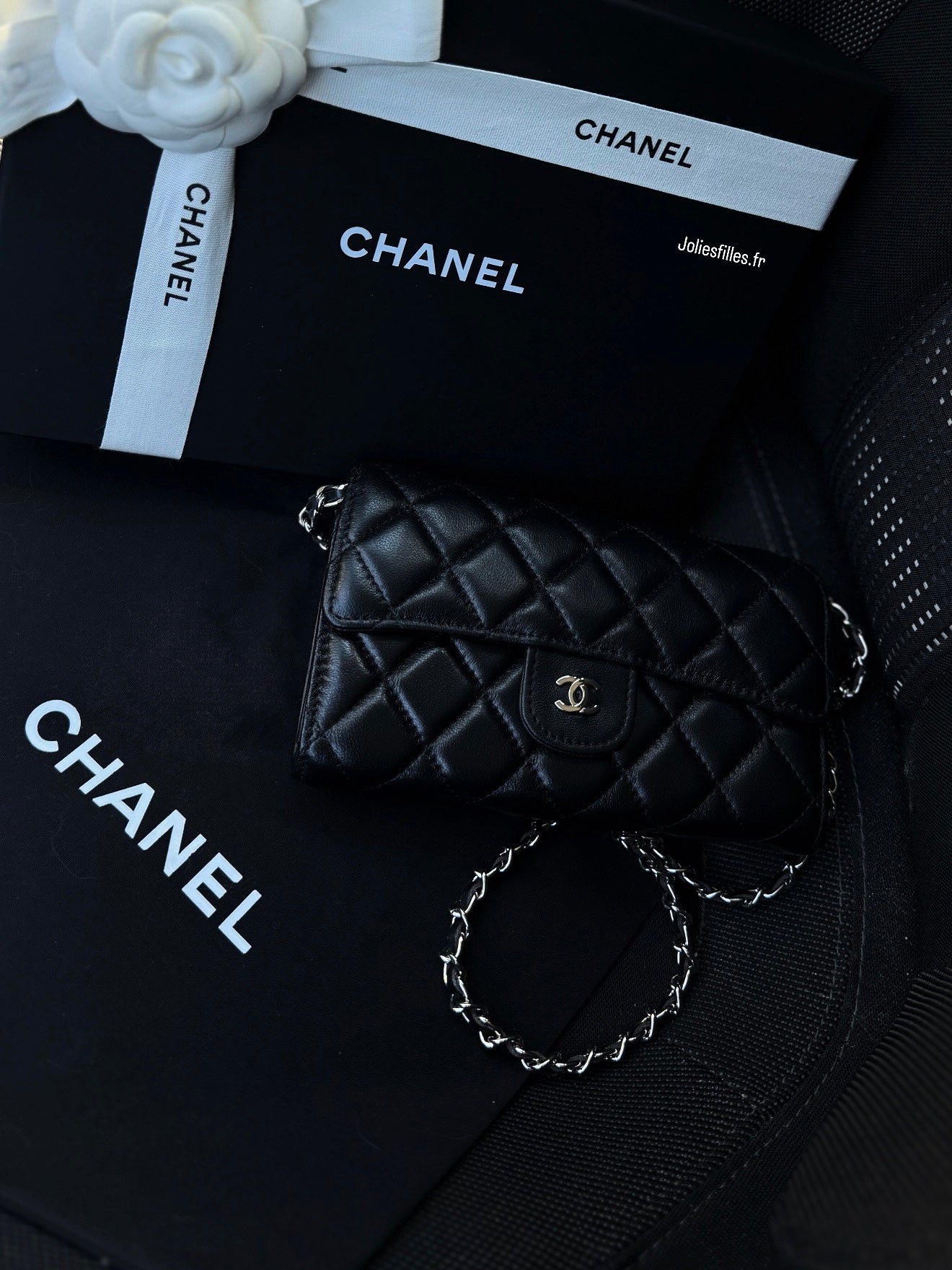 POCHETTE NOIRE AVEC CHAÎNE ARGENTÉ