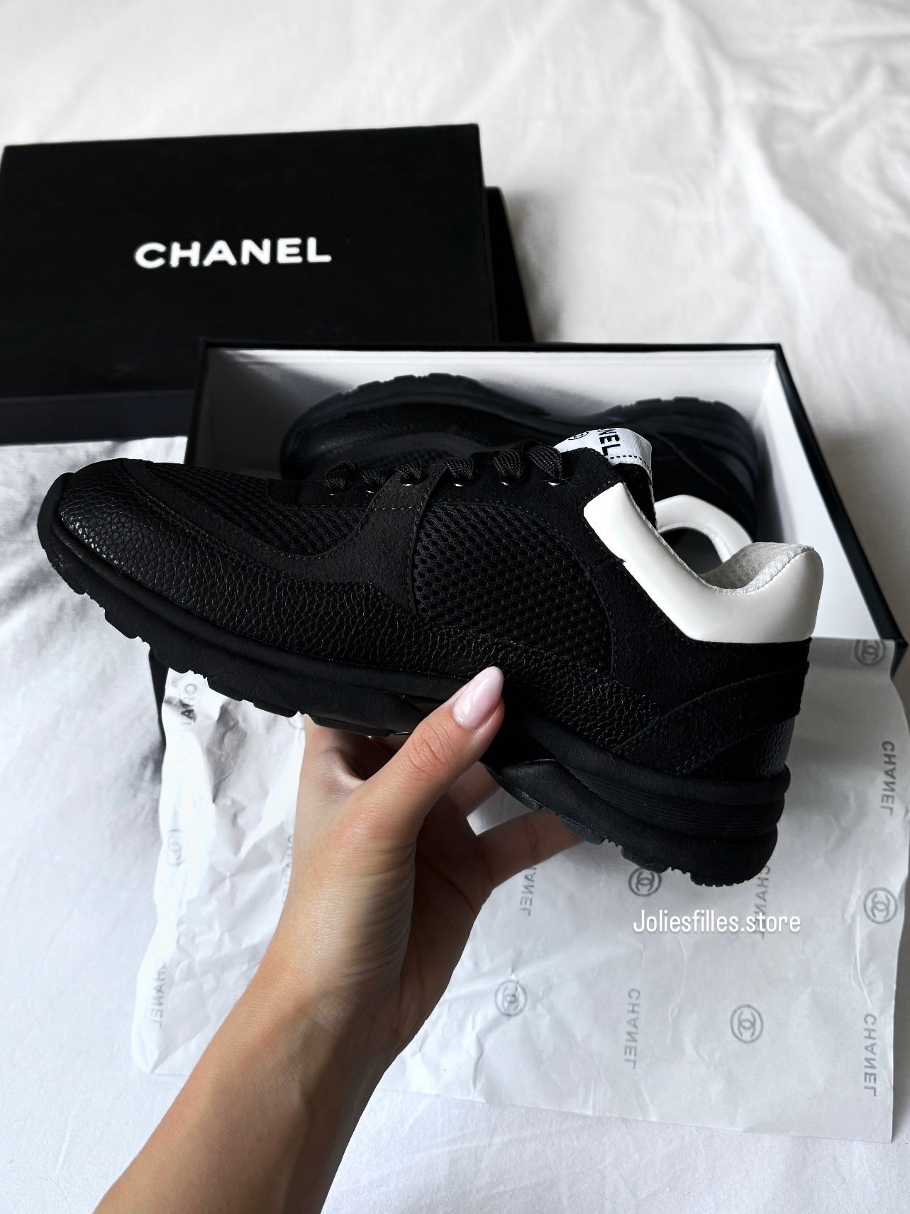 BASKET NOIRES AVEC LOGO BLANC