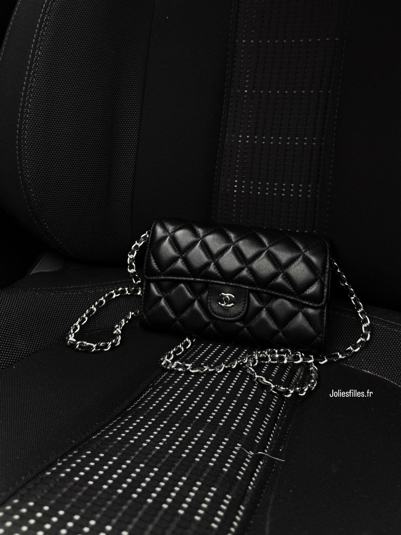 POCHETTE NOIRE AVEC CHAÎNE ARGENTÉ