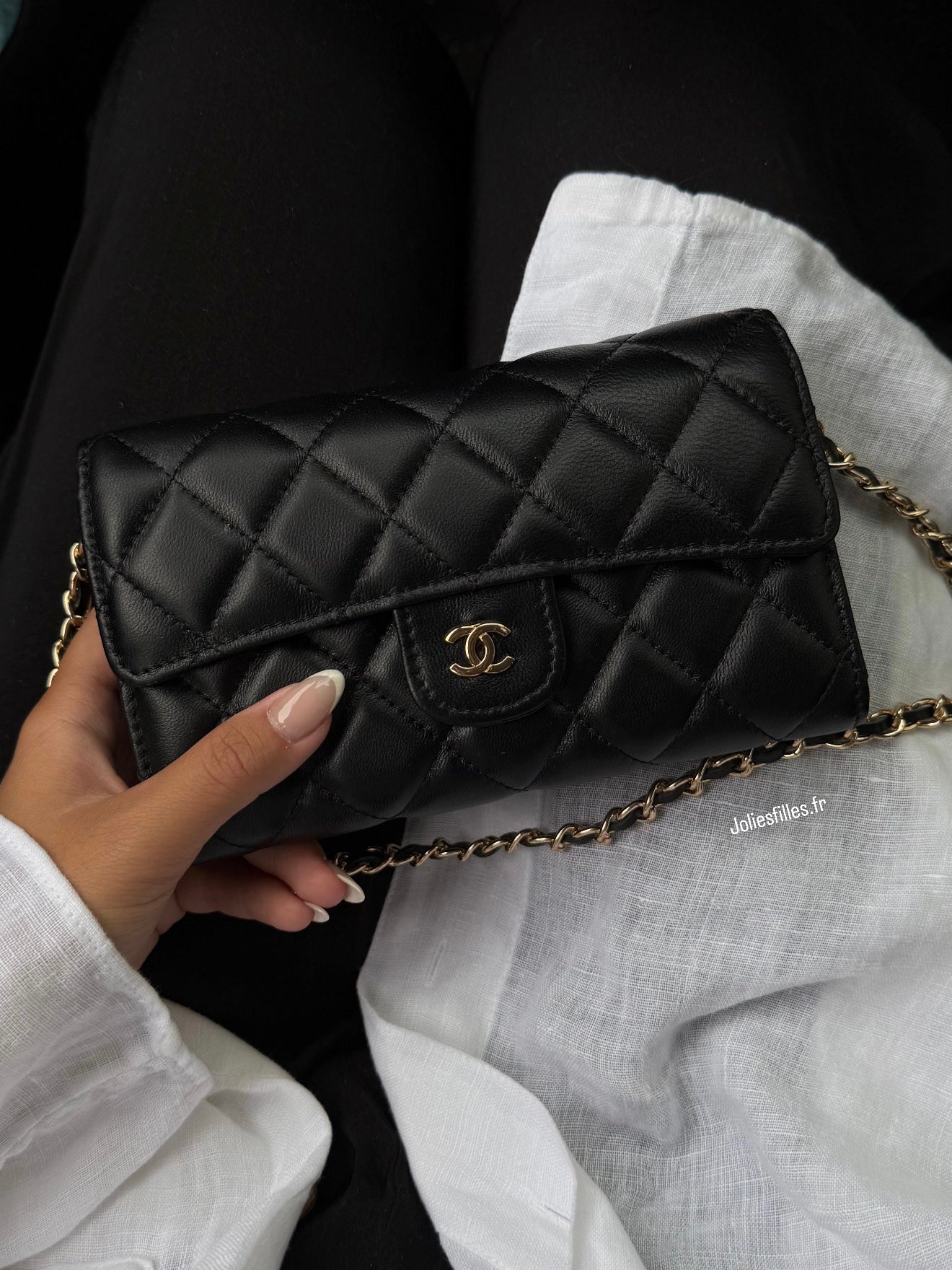 POCHETTE NOIRE AVEC CHAÎNE DORÉE