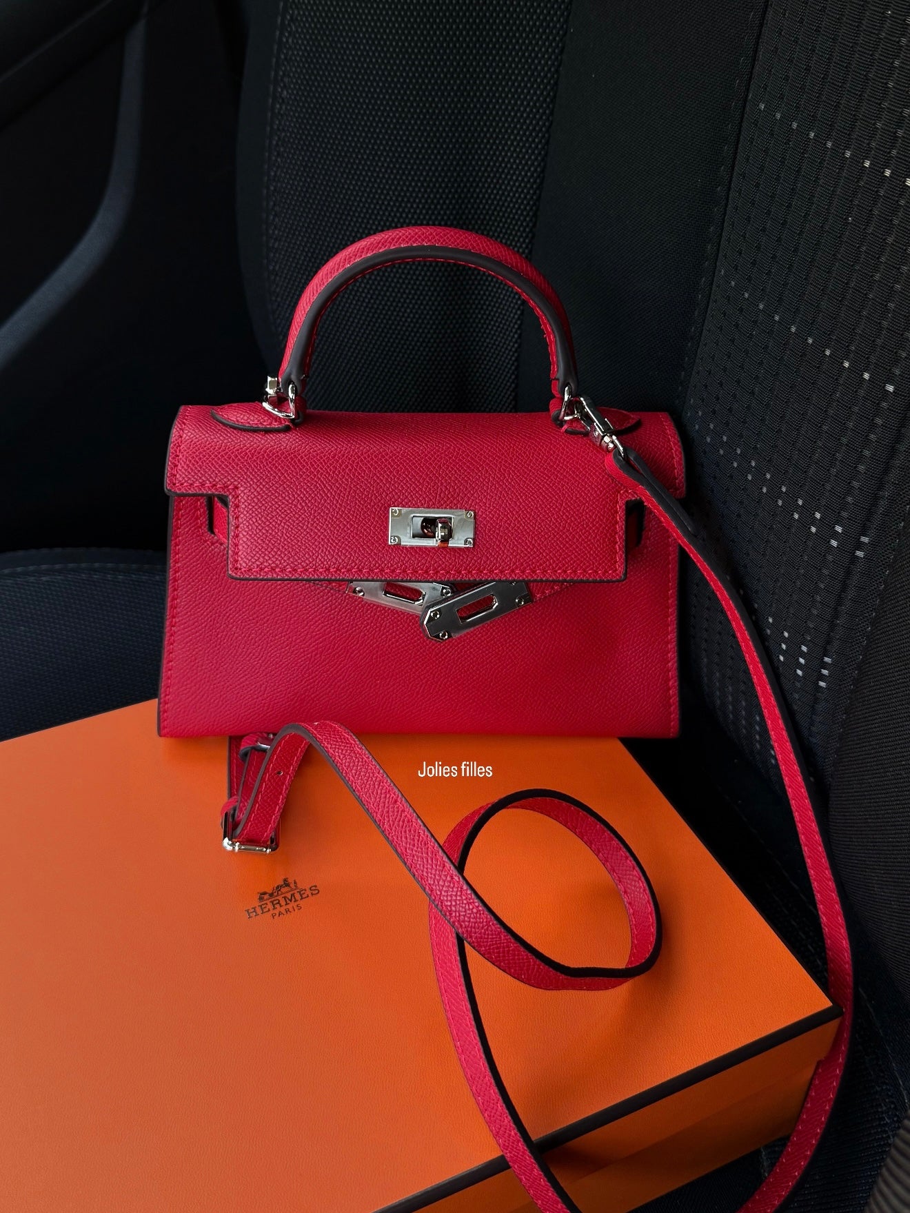 PETIT SAC ROUGE CARPET À BANDOULIÈRE