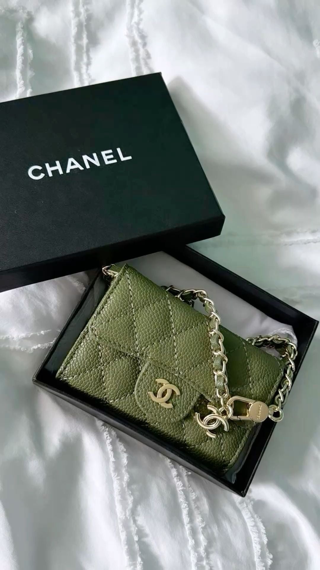 PORTE-CARTES VERT GRAINÉ À BANDOULIÈRE DORÉ