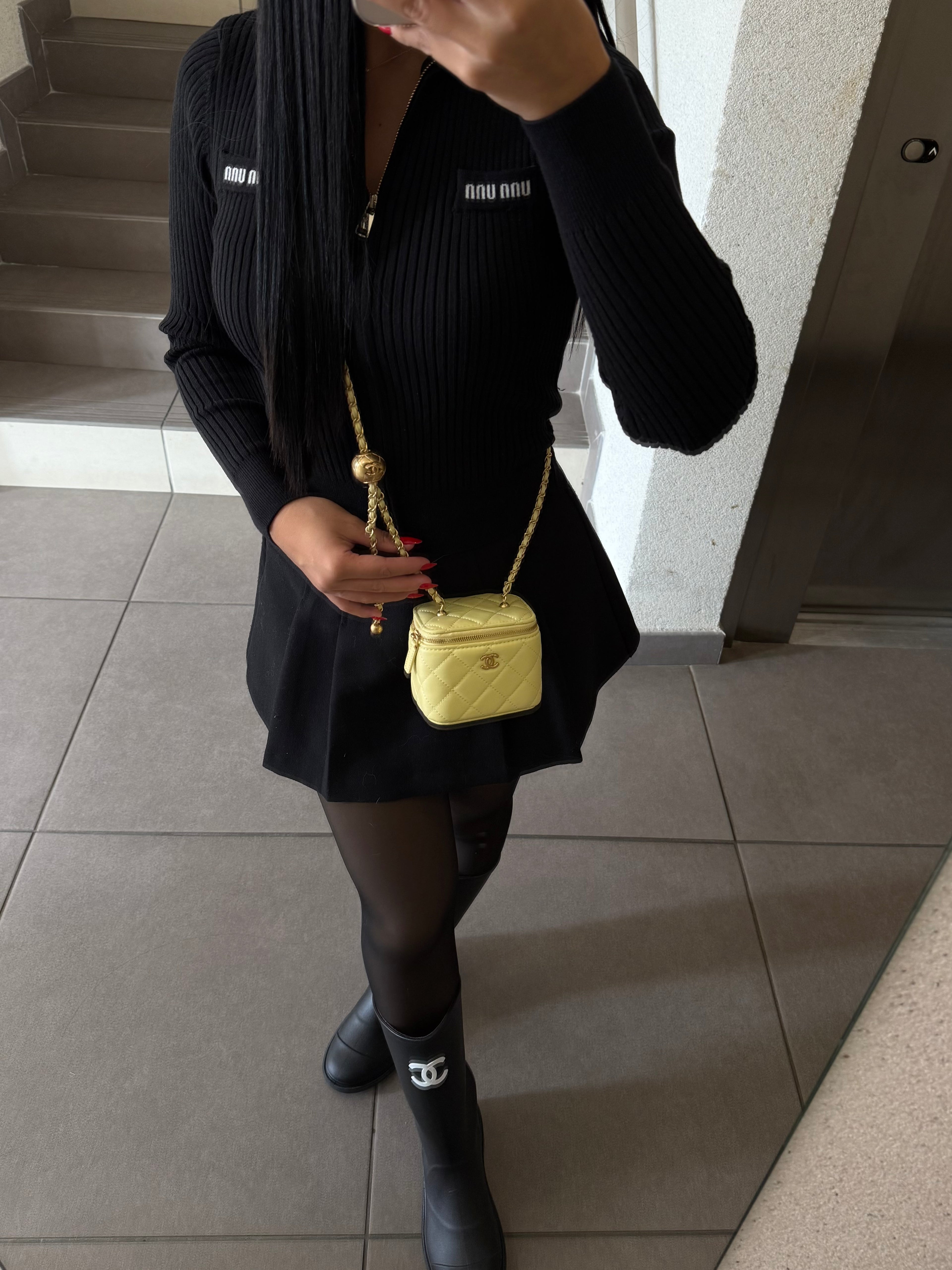 PETIT VANITY JAUNE AVEC CHAÎNE