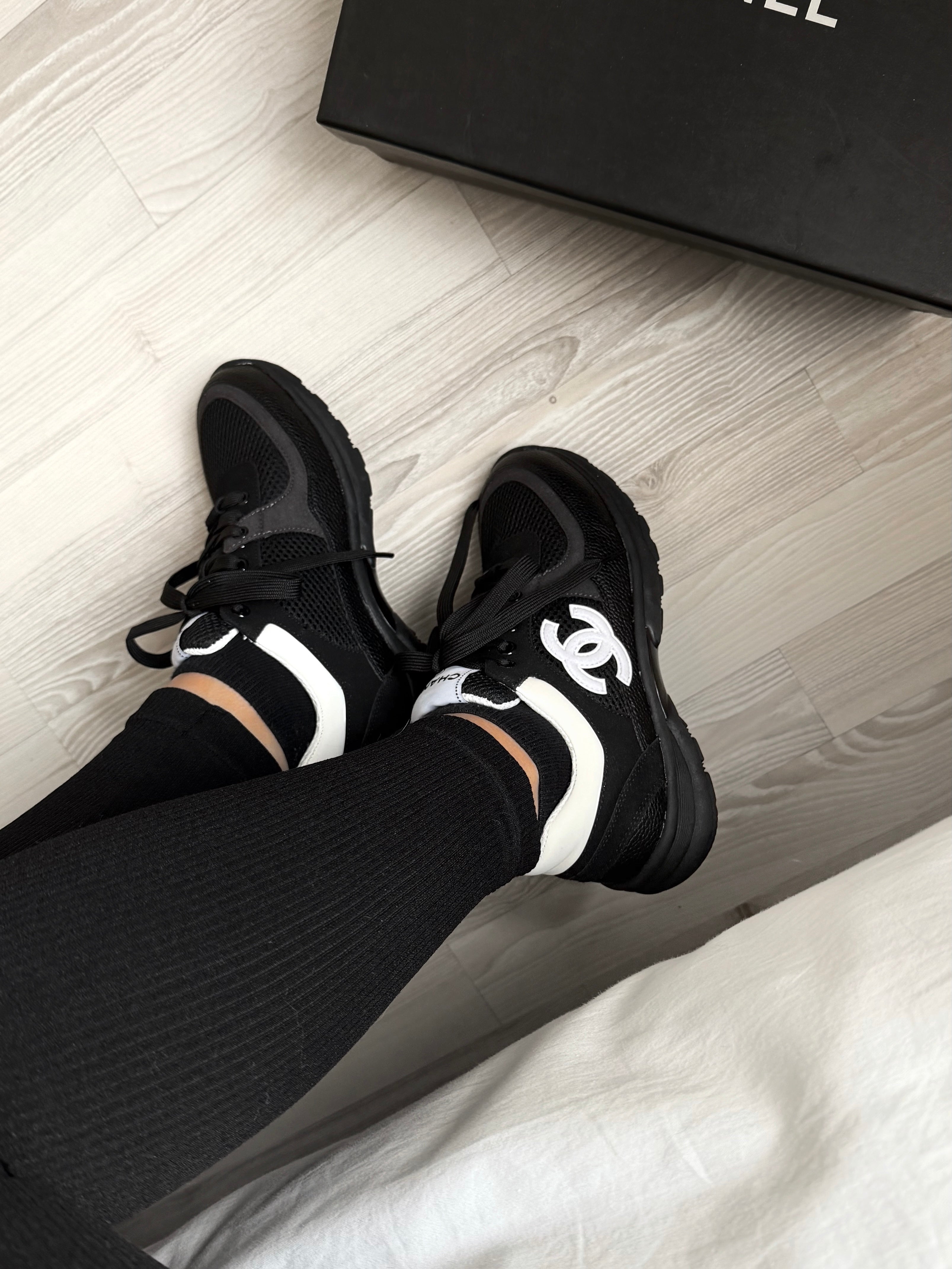 BASKET NOIRES AVEC LOGO BLANC