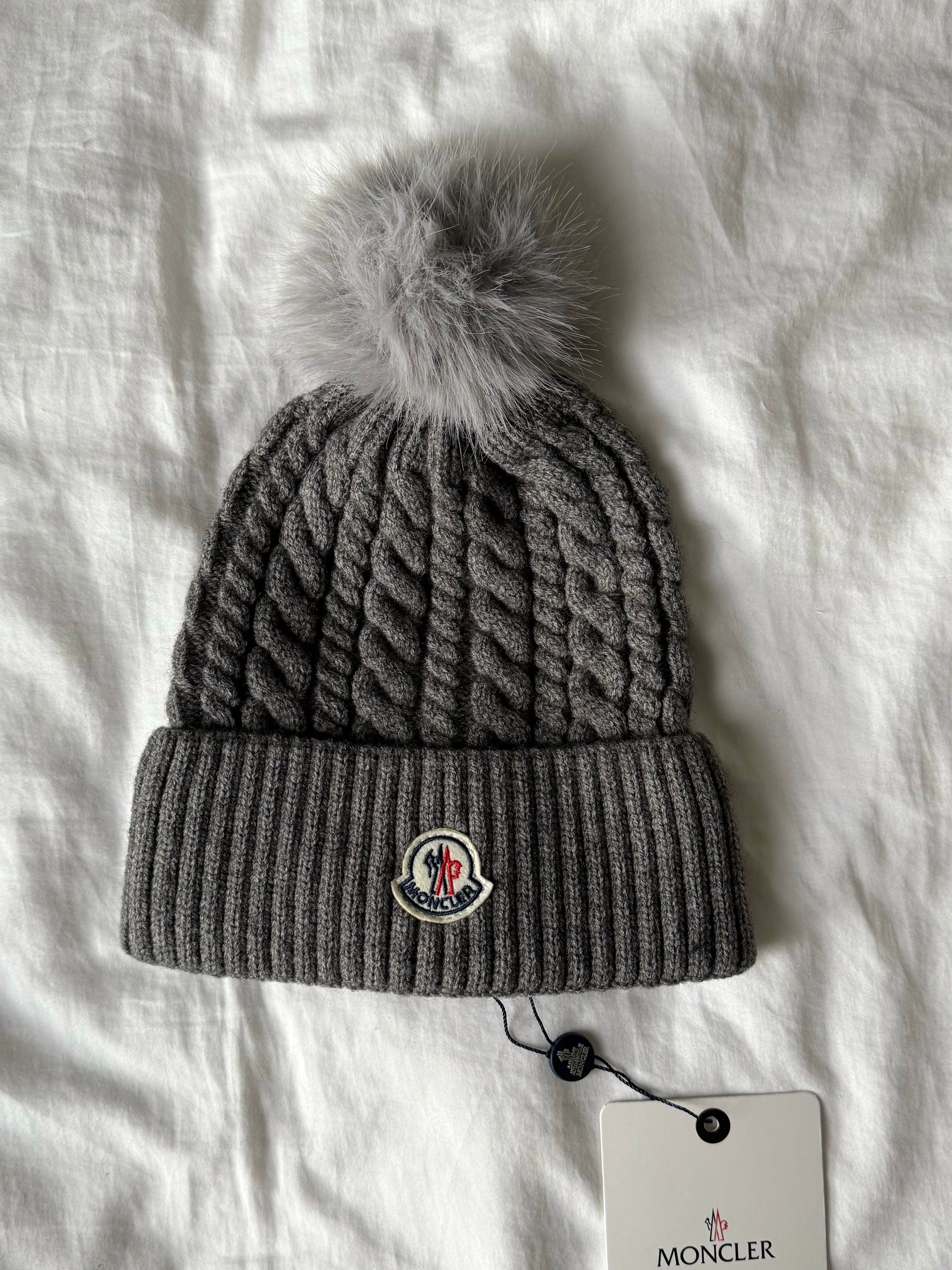 BONNET GRIS À POMPON