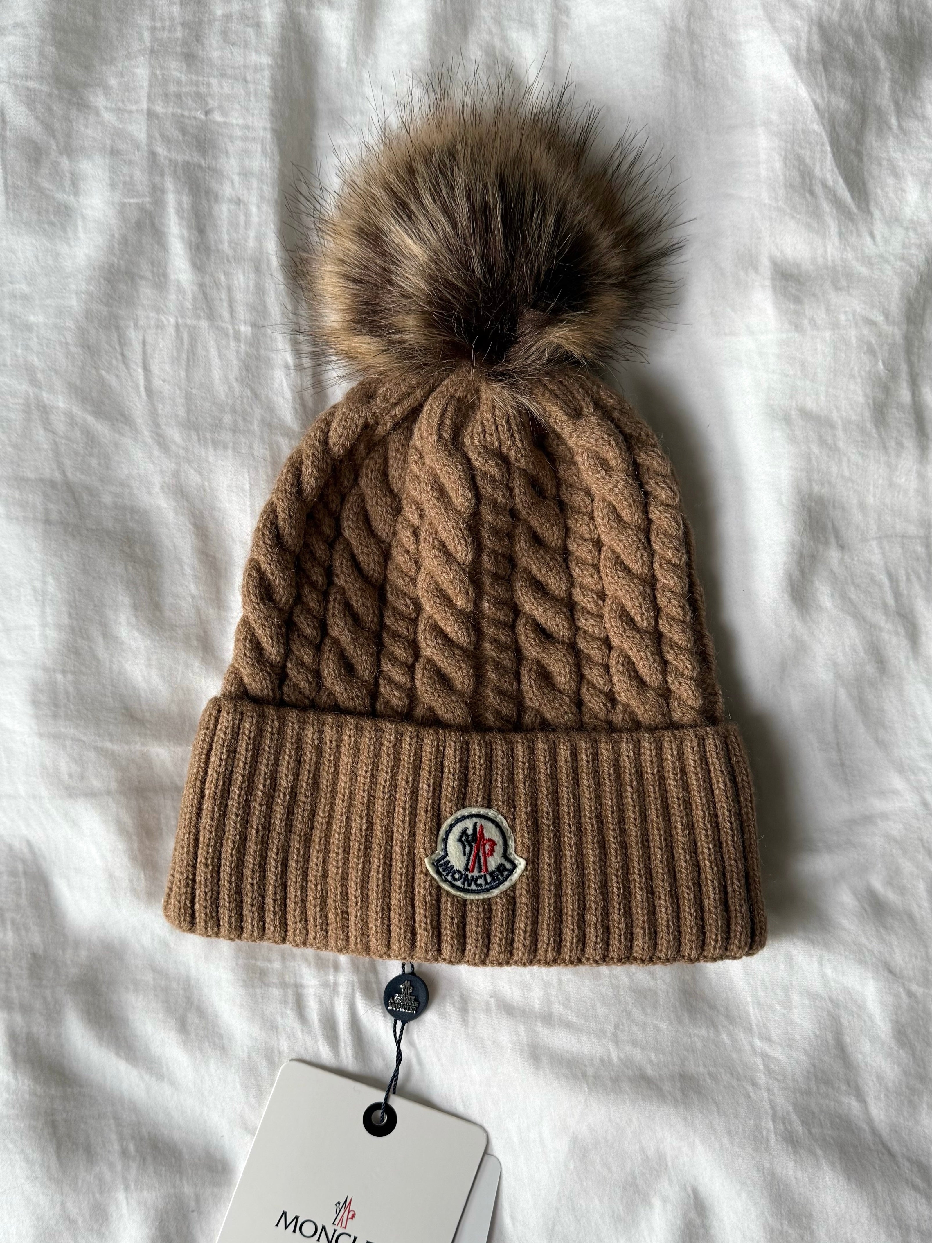 BONNET MARRON À POMPON