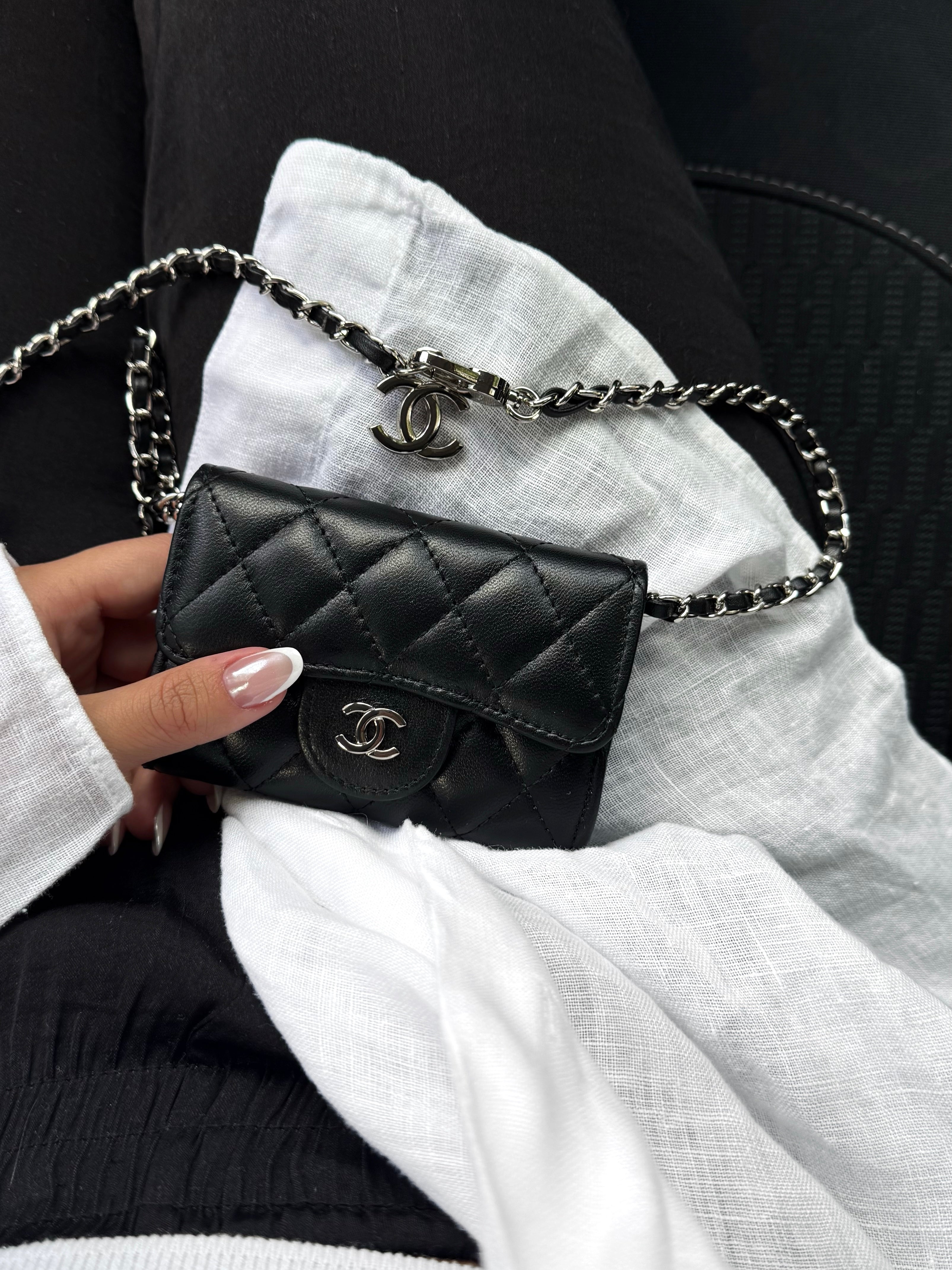 PORTE-CARTES NOIR À BANDOULIÈRE ARGENTÉ