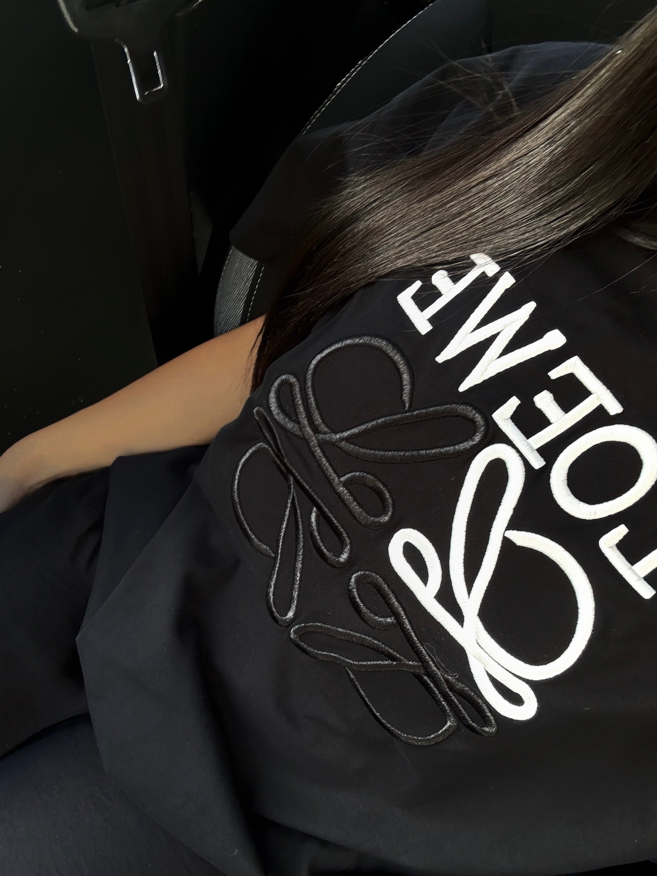 T-SHIRT NOIR AVEC LOGO BLANC