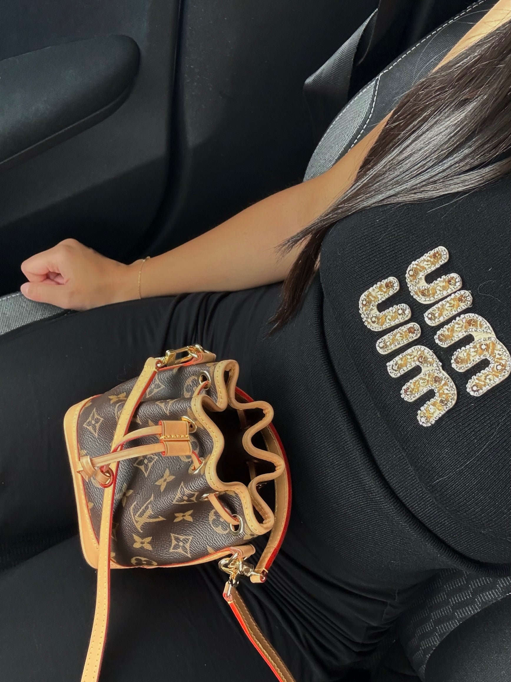 TOP NOIR COTELÉ AVEC LOGO BRODÉ DORÉ