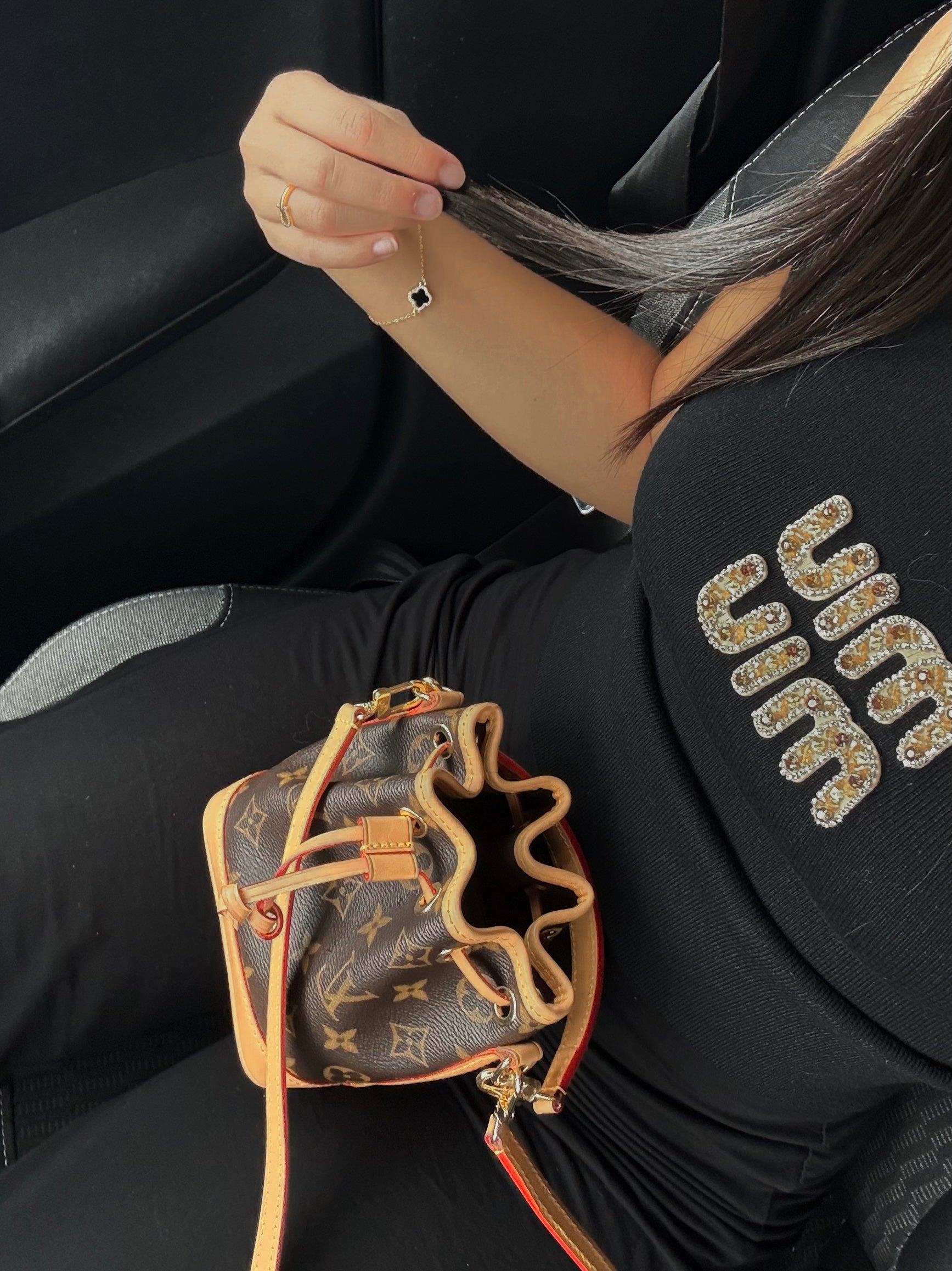 TOP NOIR COTELÉ AVEC LOGO BRODÉ DORÉ