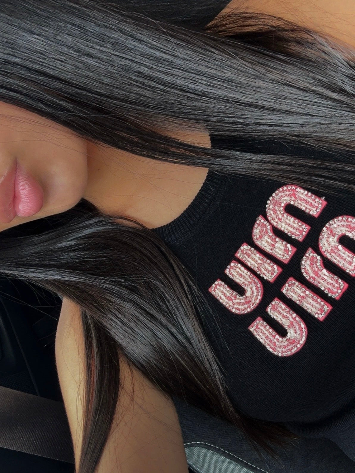 TOP NOIR COTELÉ AVEC LOGO BRODÉ ROSE