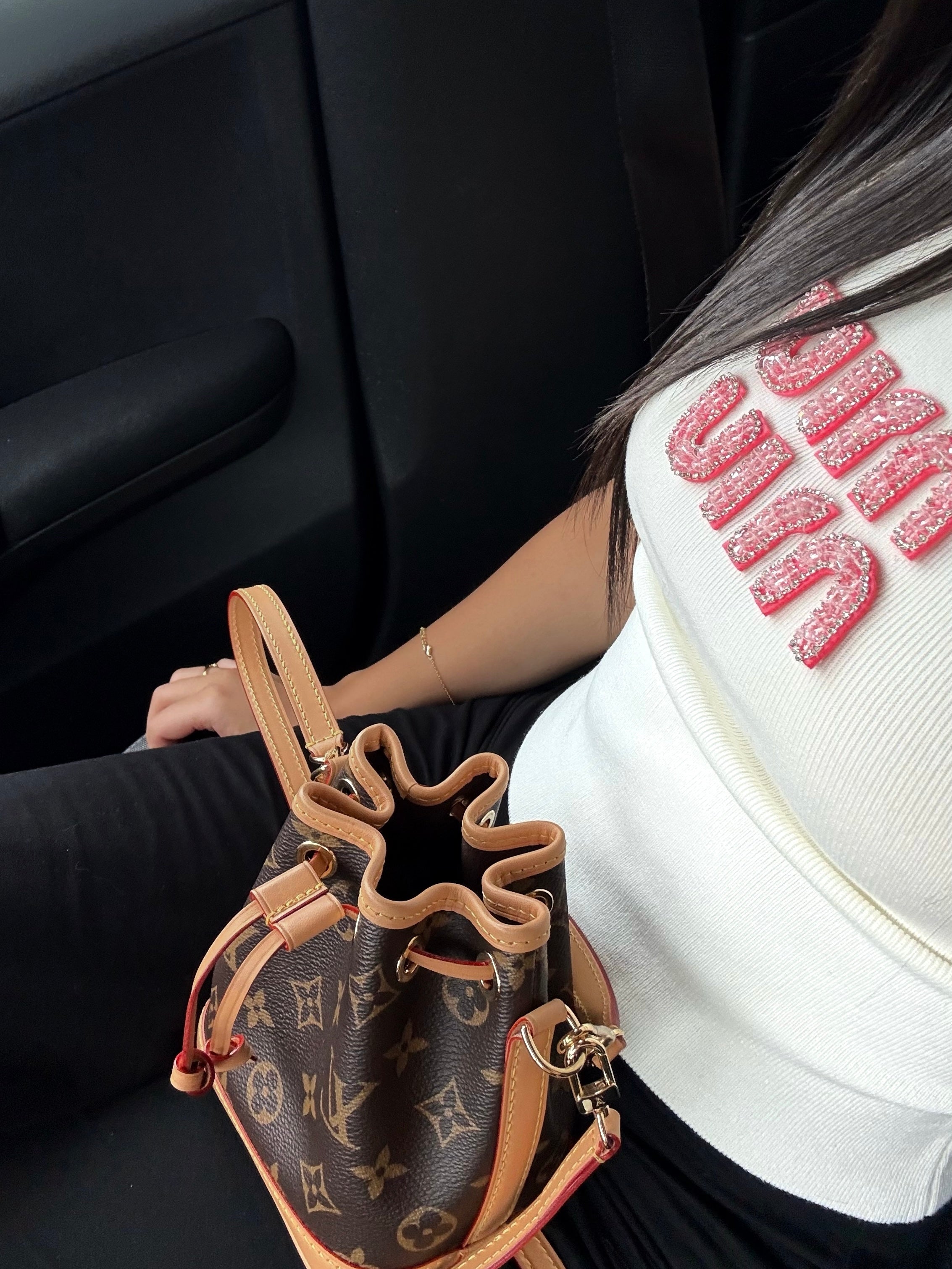 TOP BLANC COTELÉ AVEC LOGO BRODÉ ROSE