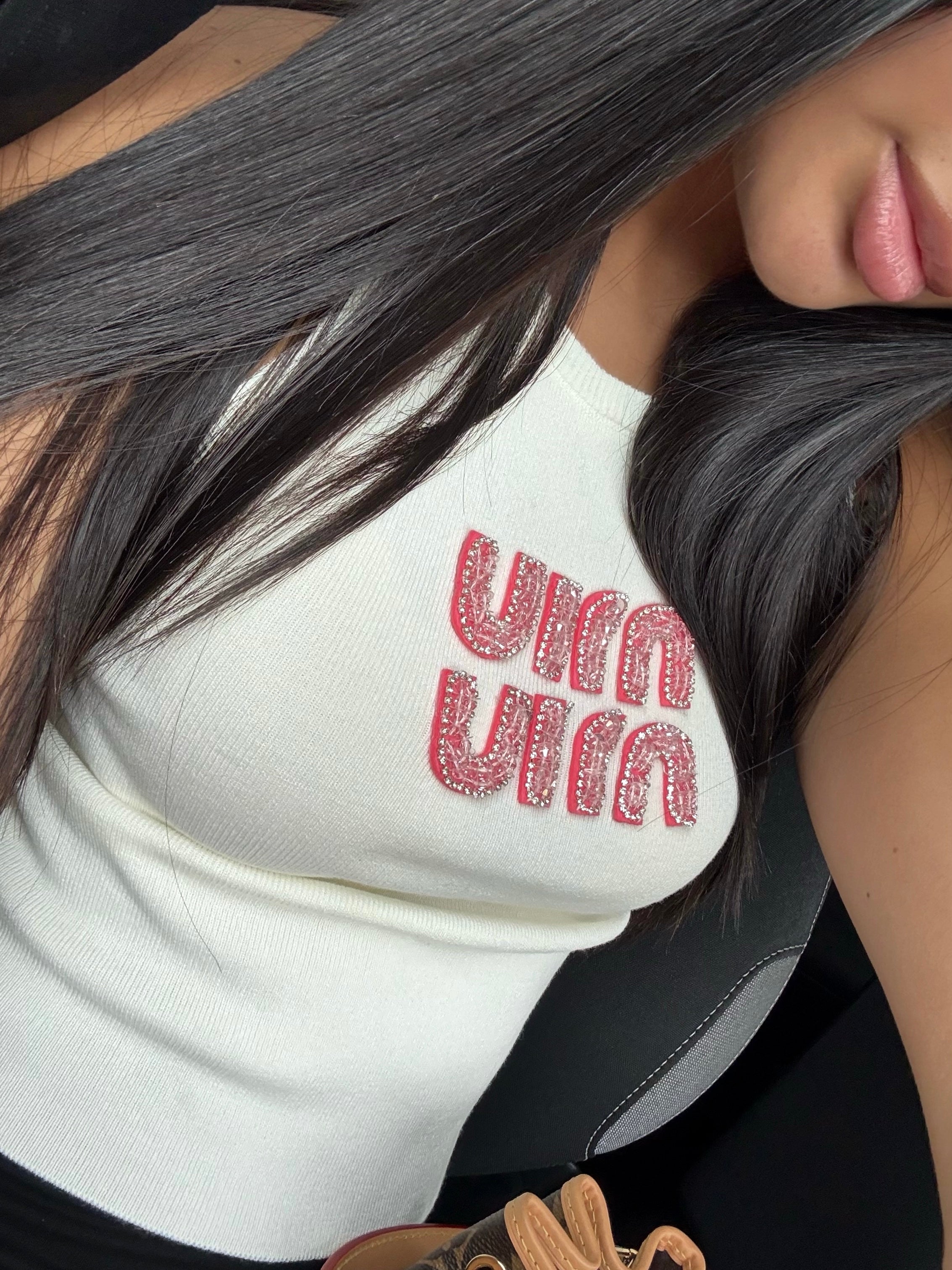 TOP BLANC COTELÉ AVEC LOGO BRODÉ ROSE