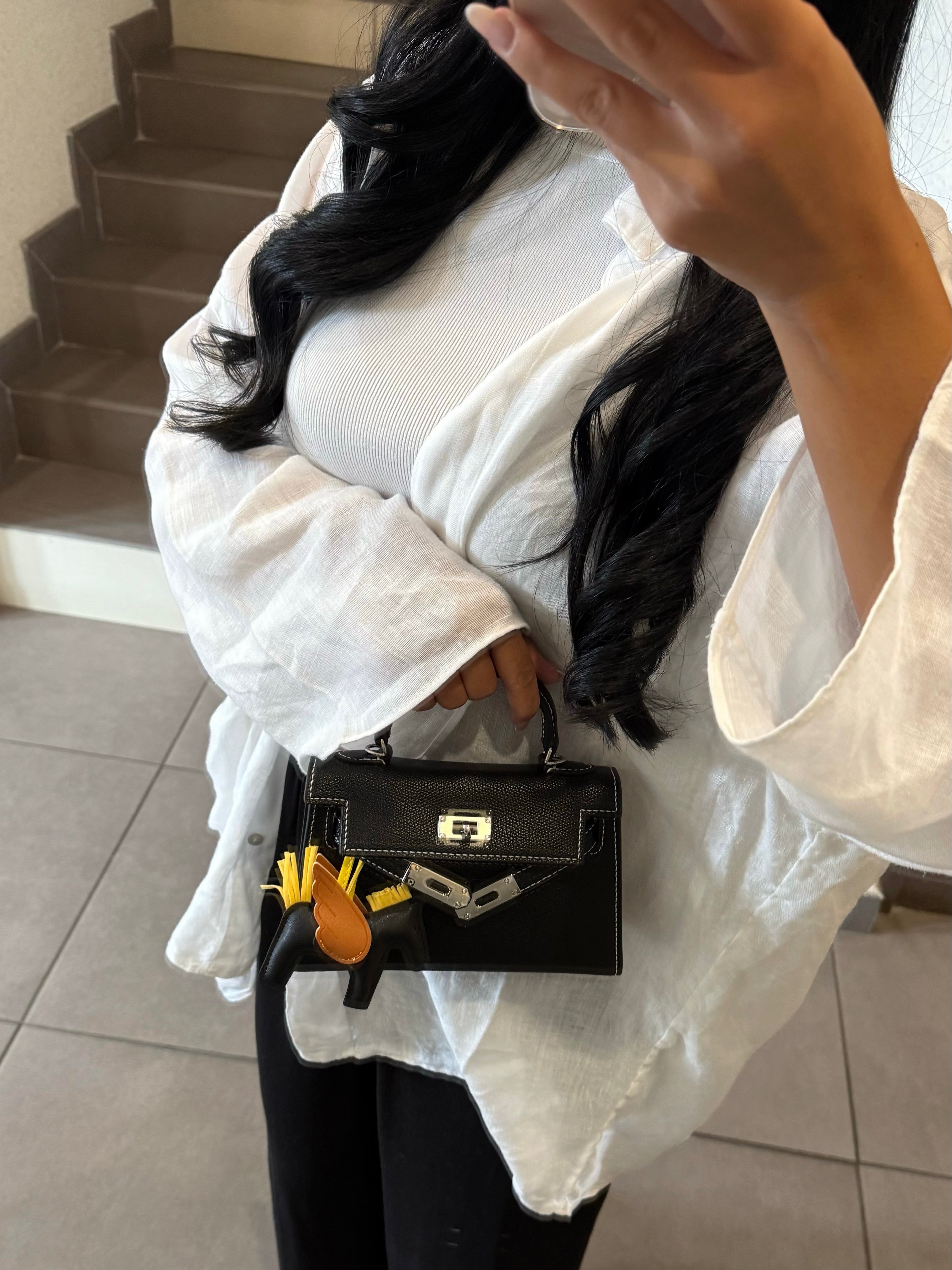 PETIT SAC NOIR A SURPIQÛRE BLANCHE À BANDOULIÈRE