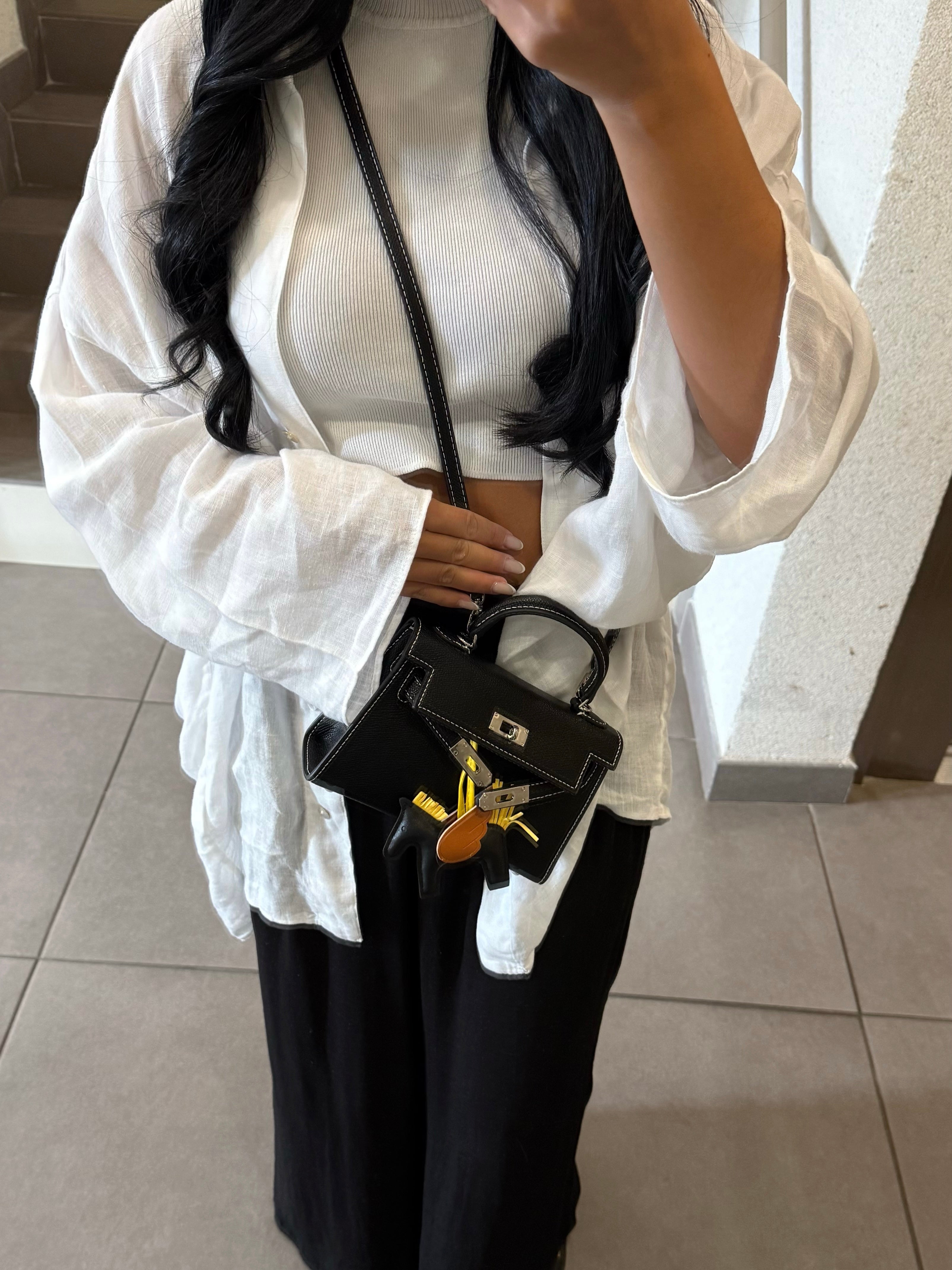 PETIT SAC NOIR A SURPIQÛRE BLANCHE À BANDOULIÈRE